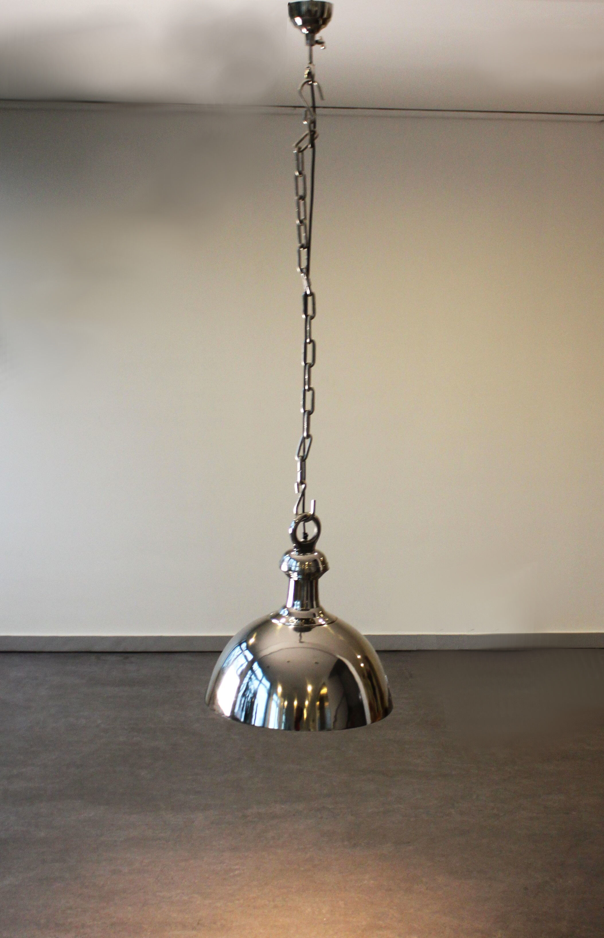 Suspension en nickel, style industriel.