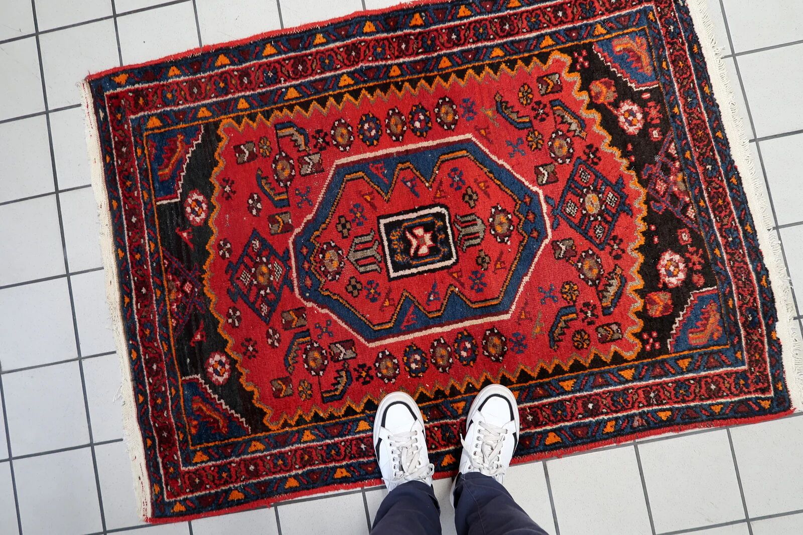 Vintage 1930s Persian Hamadan rug, geometric medallion, 105cm x 143cm (3'5" x 4'8") - 1C1276