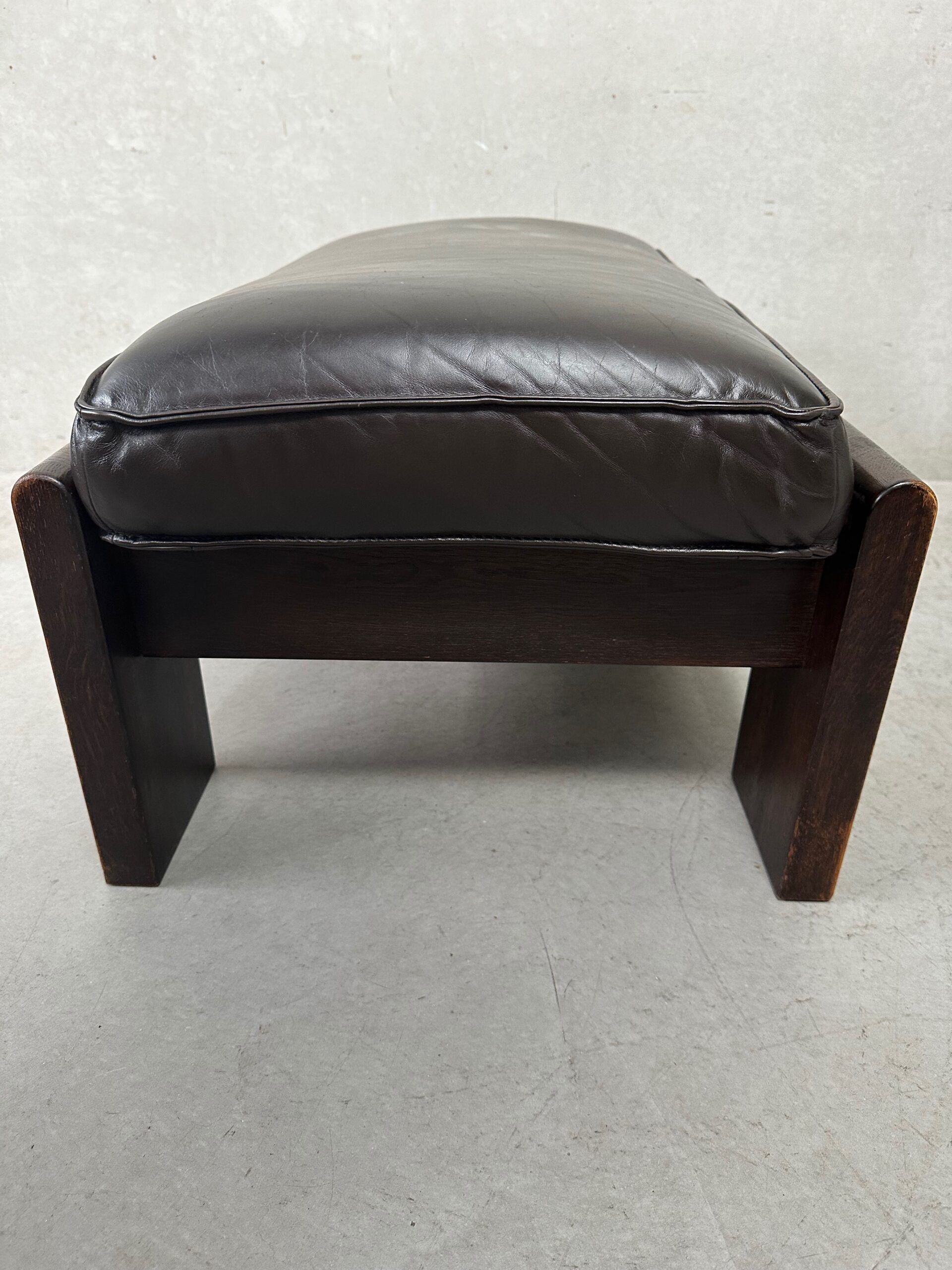 Vintage Leolux brown leather/oak lounge chair and ottoman by Harry de Groot – 1970