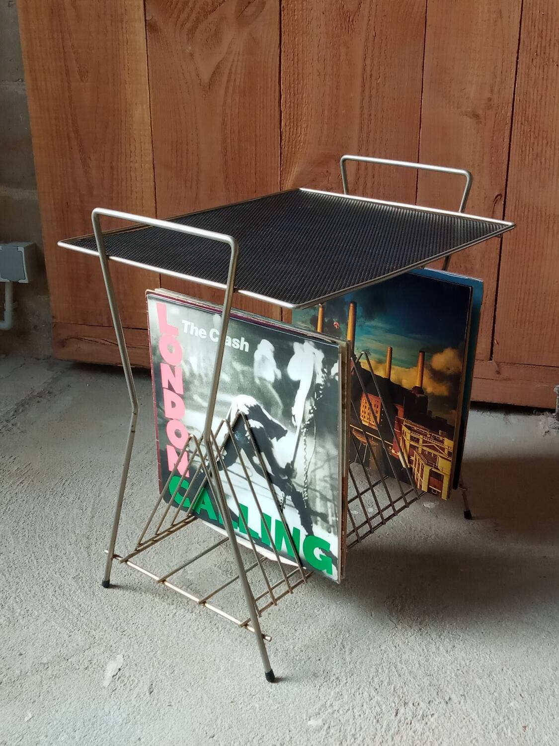 Table porte vinyle en metal perforé