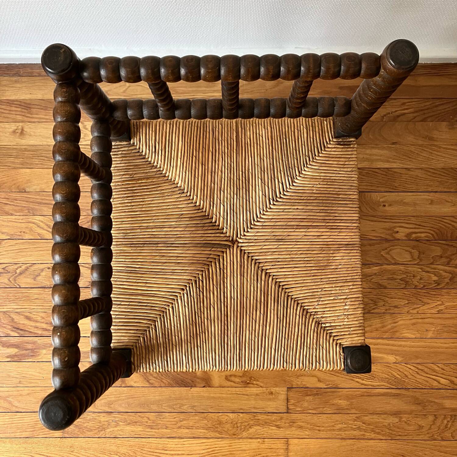 Chaise d’angle en bois tourné et paille