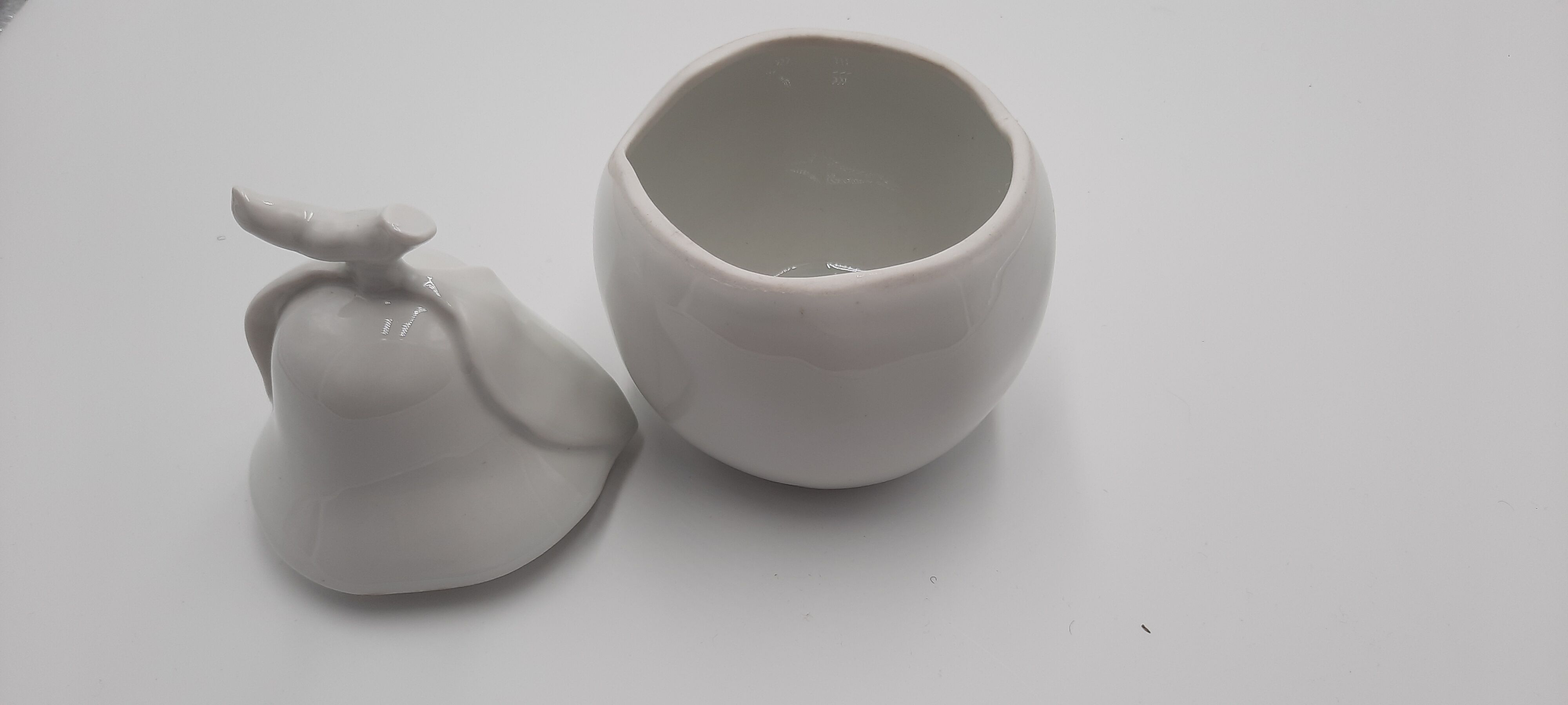 Pear-shaped porcelain box