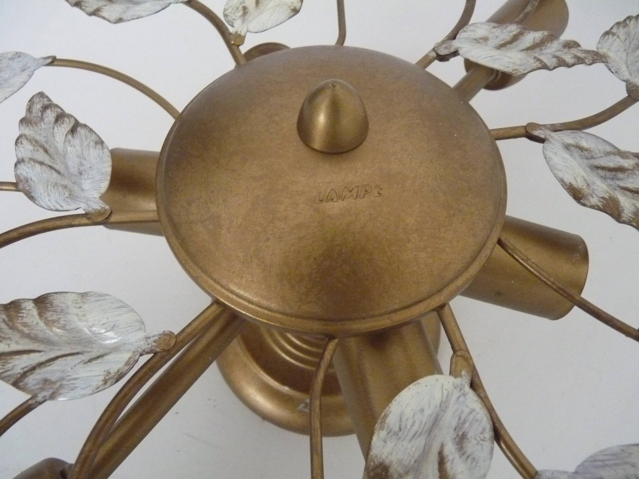 Vintage ceiling light in gold metal with foliage decoration. 6-light ceiling light.