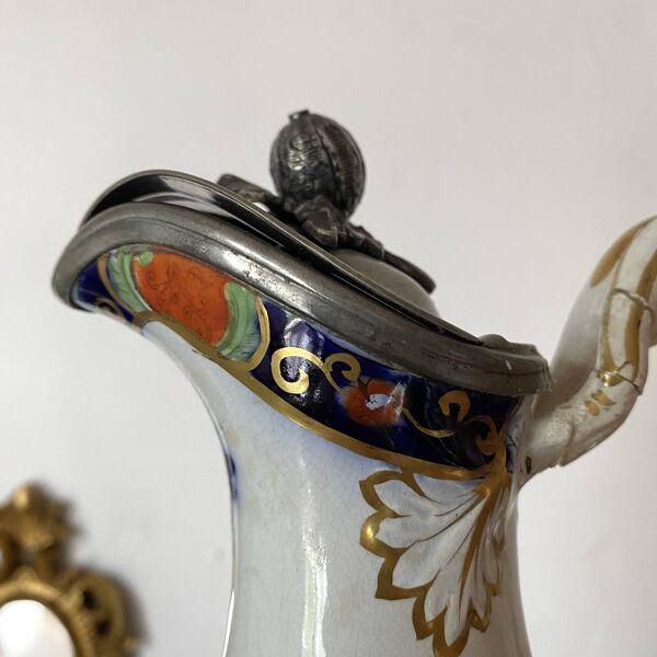 Aiguière ancienne en porcelaine polychrome , Décor orientaliste