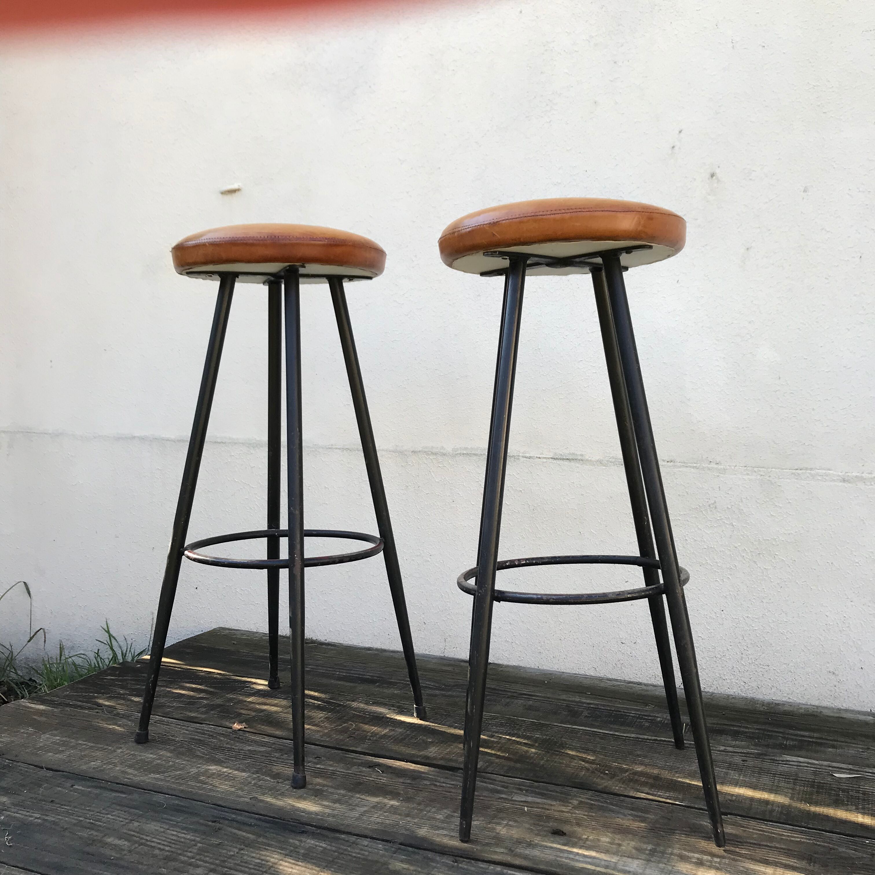 Paire de tabourets de bar assise cuir vintage 1950-60
