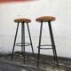Paire de tabourets de bar assise cuir vintage 1950-60