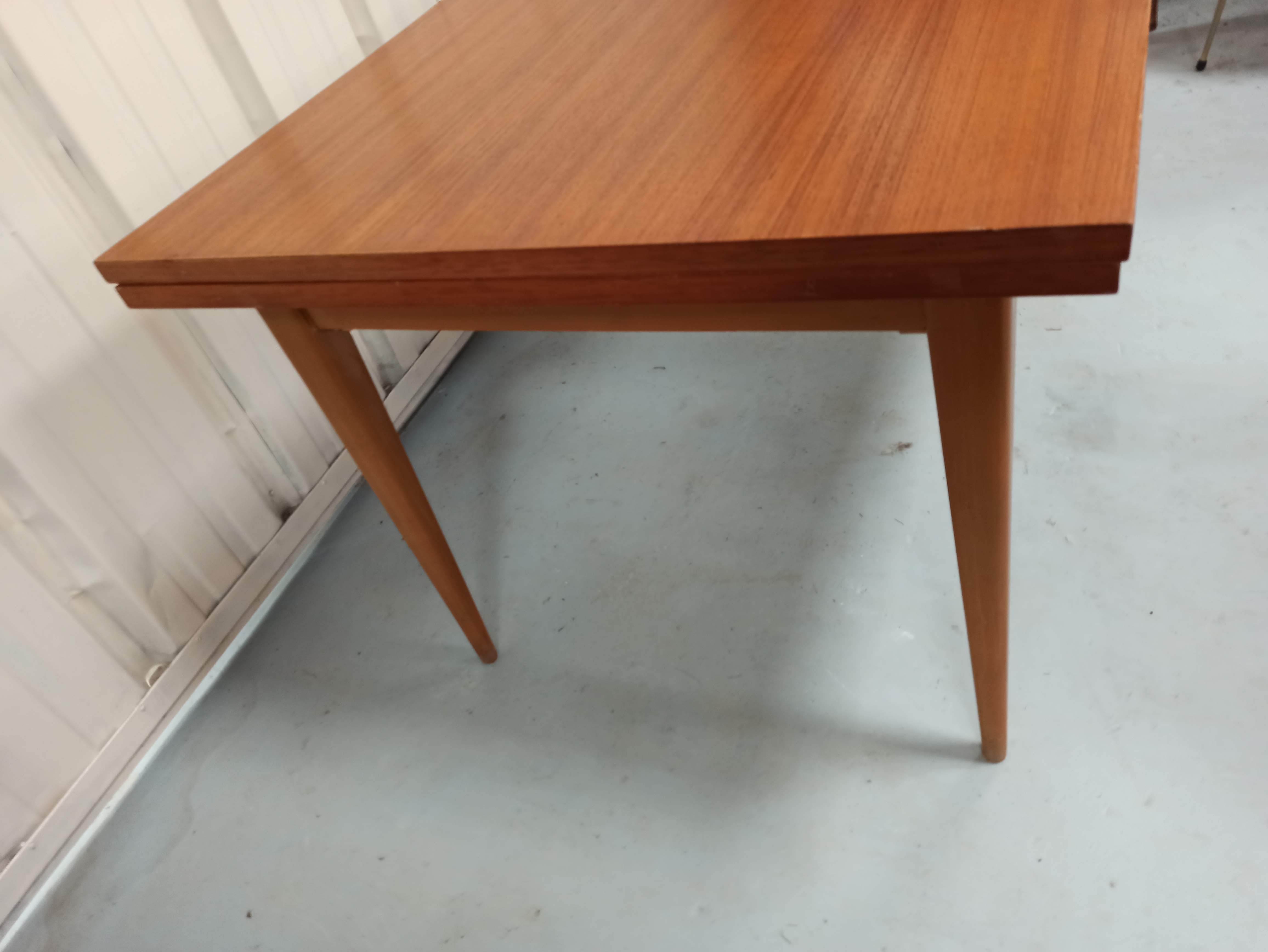 Scandinavian style table 50 year with 2 elongations