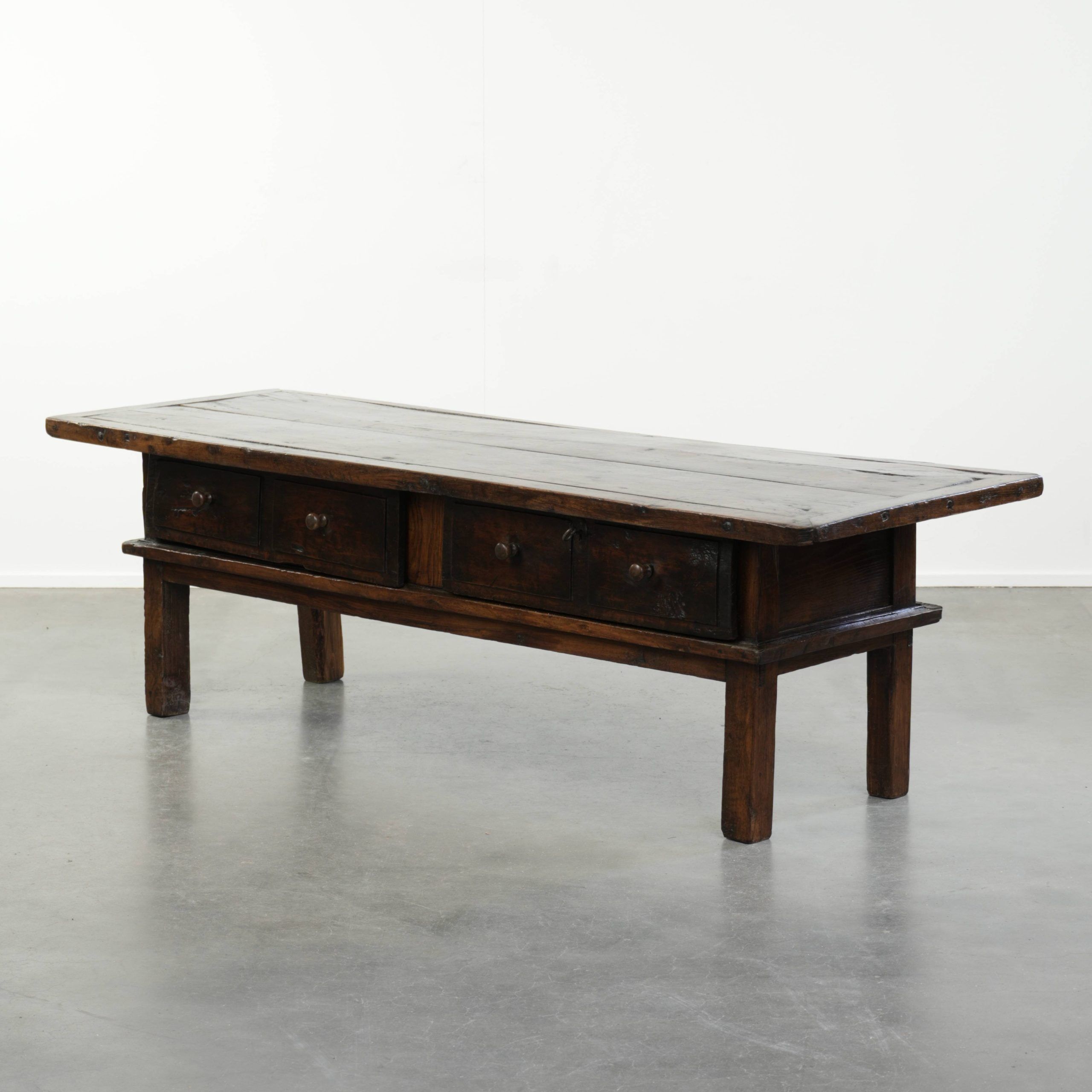 Table basse en bois de châtaignier du XVIIIe siècle d'Europe du Sud