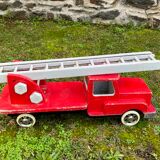 Camion de pompier avec échelle en bois