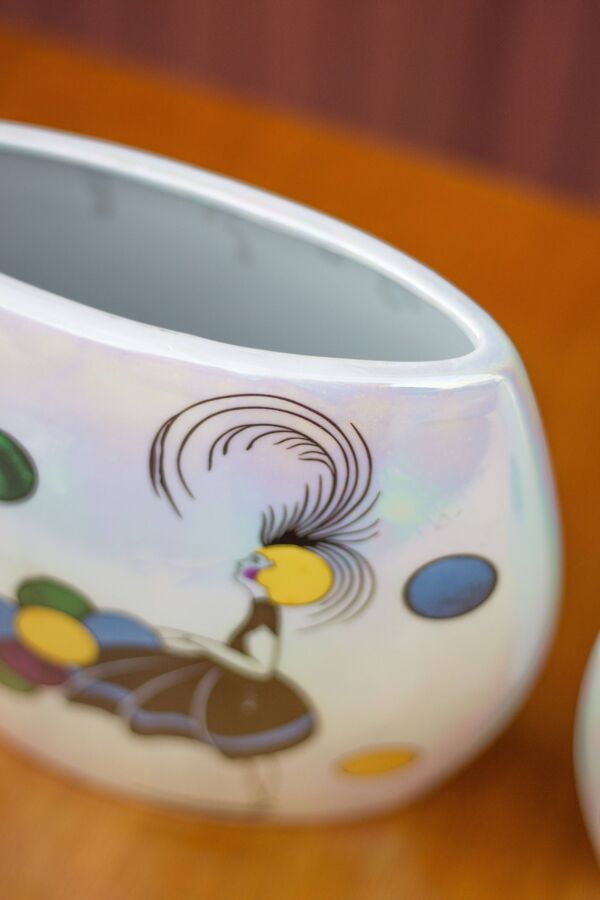 Paire de vase plat céramique irisé avec motif fille avec ballons polychrome, vase art déco, déco