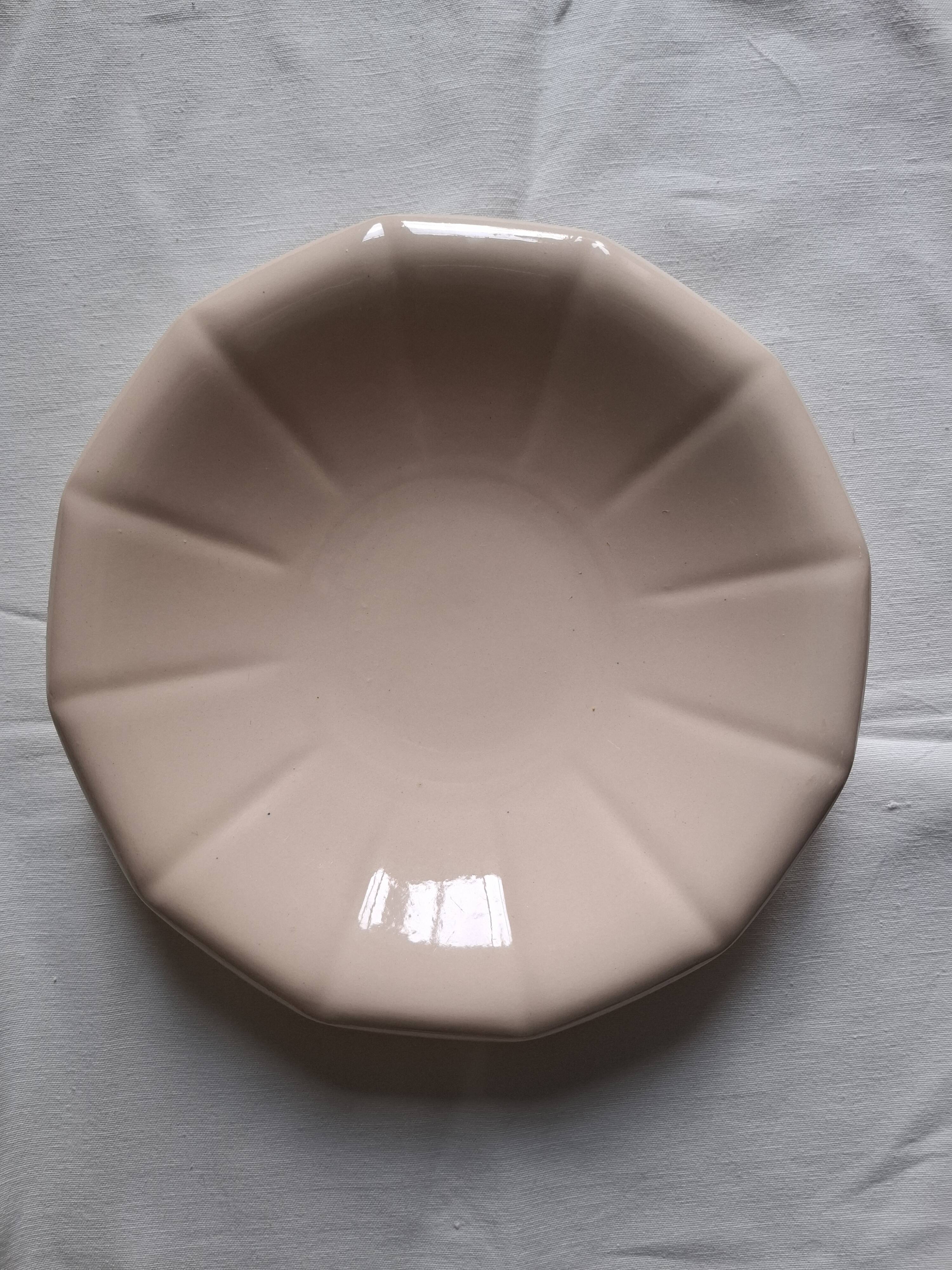 Pleated hollow dish digoin