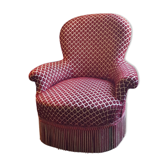 Fauteuil crapaud à médaillons en velours rouge