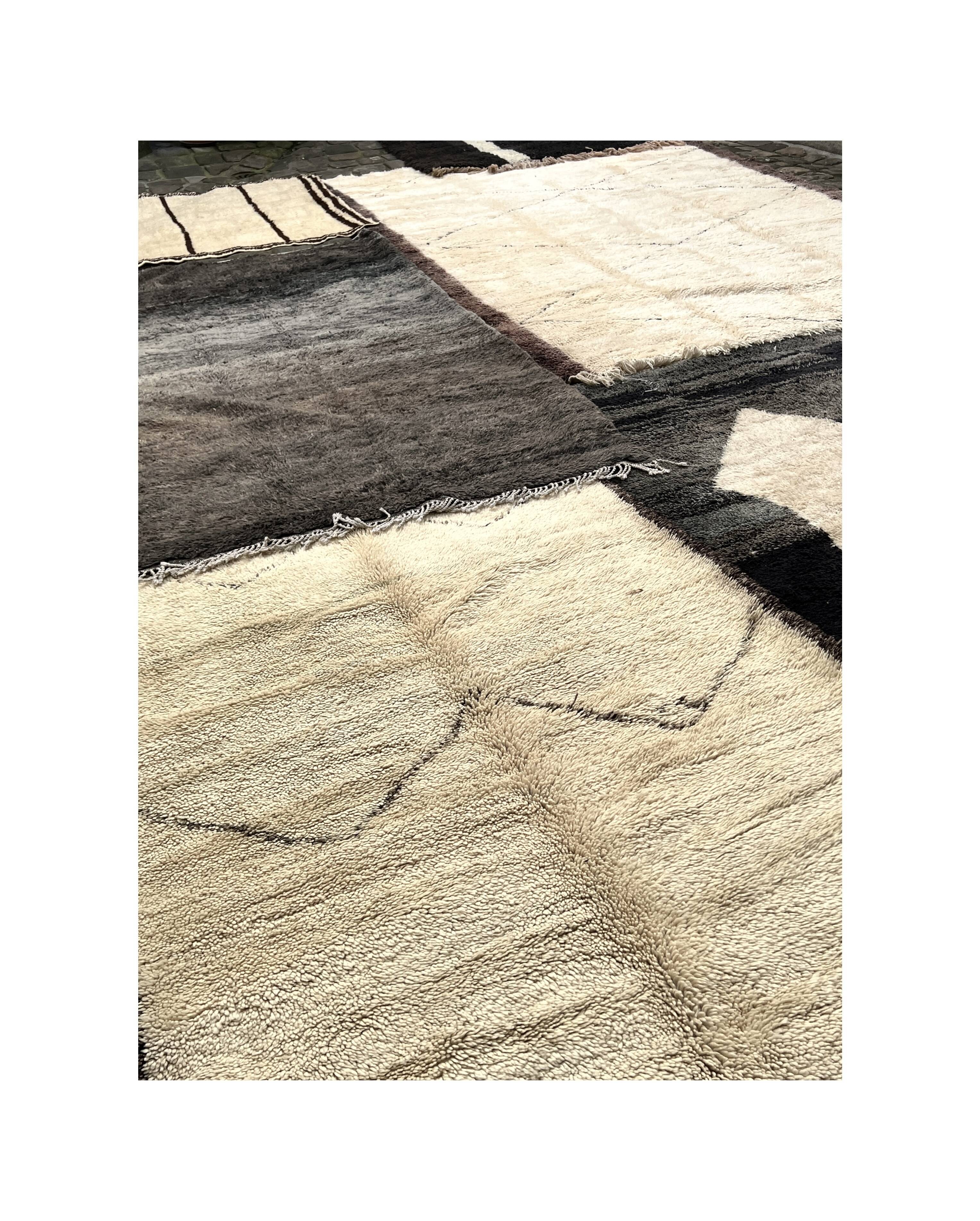 Large ancient Berber rug in ecru and black, 100% pure virgin wool.