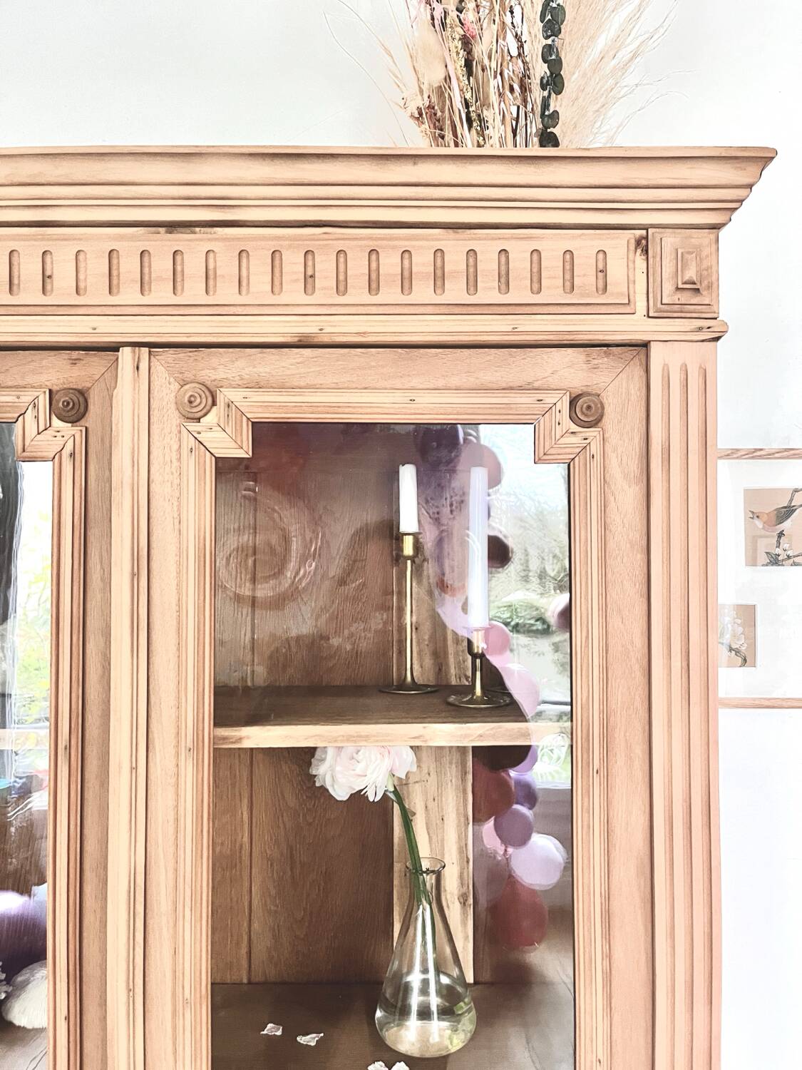 Glass cabinet from the early 20th century.