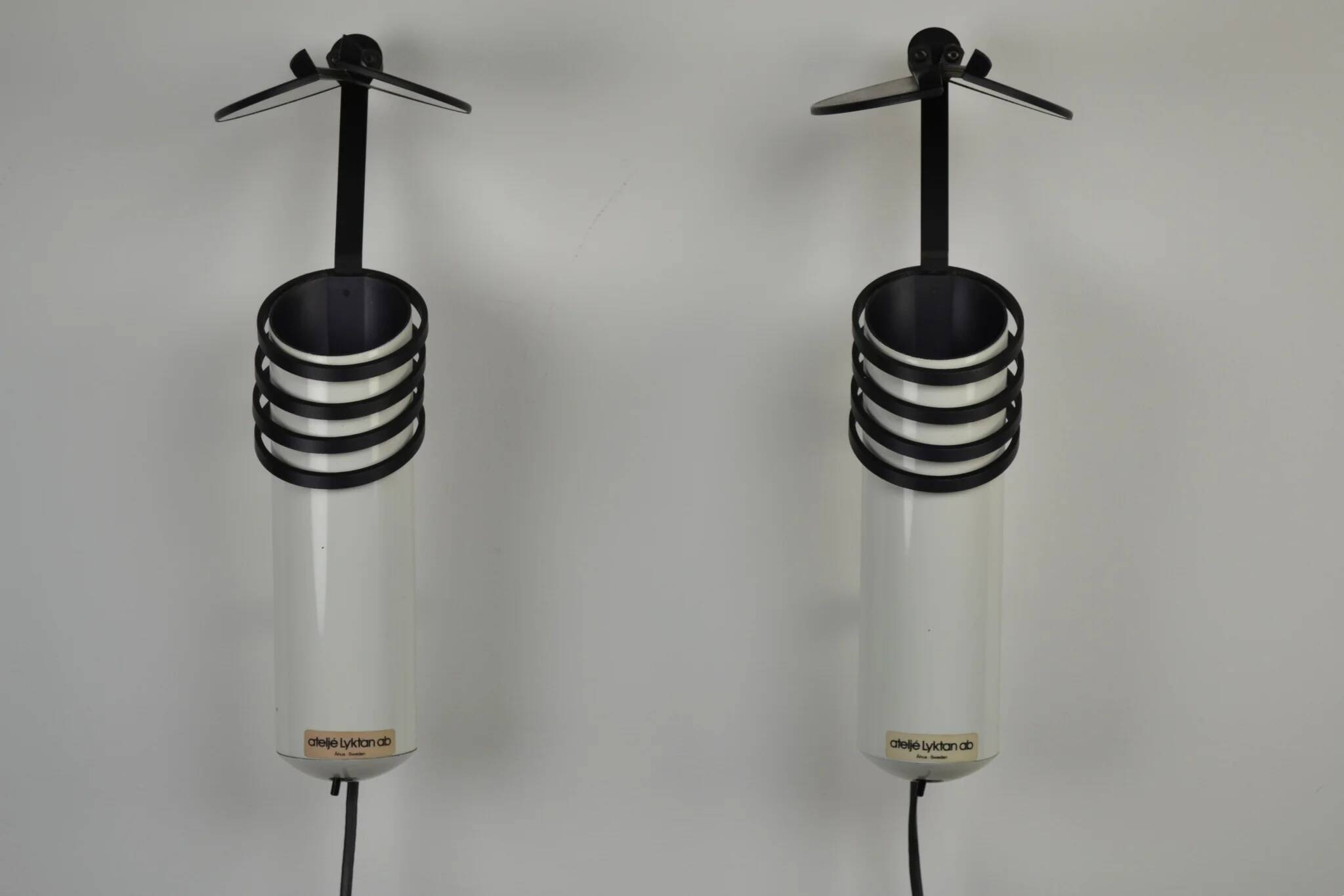 A pair of white “Skarabé” wall lamps by Stig Ahlström and Clas Kock for Ateljé Lyktan, Sweden, 1980s