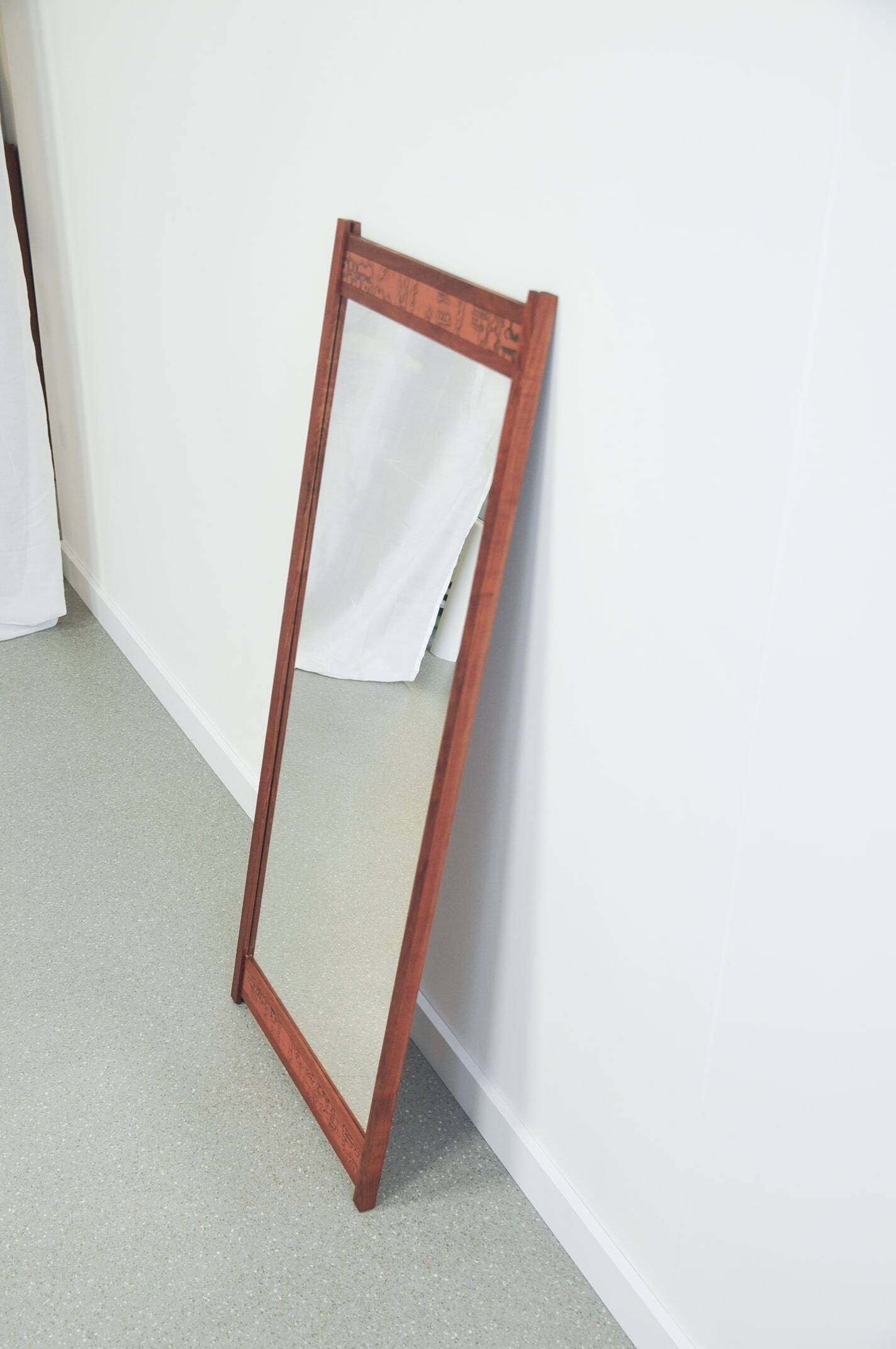 Miroir en teck avec bande en relief en cuivre