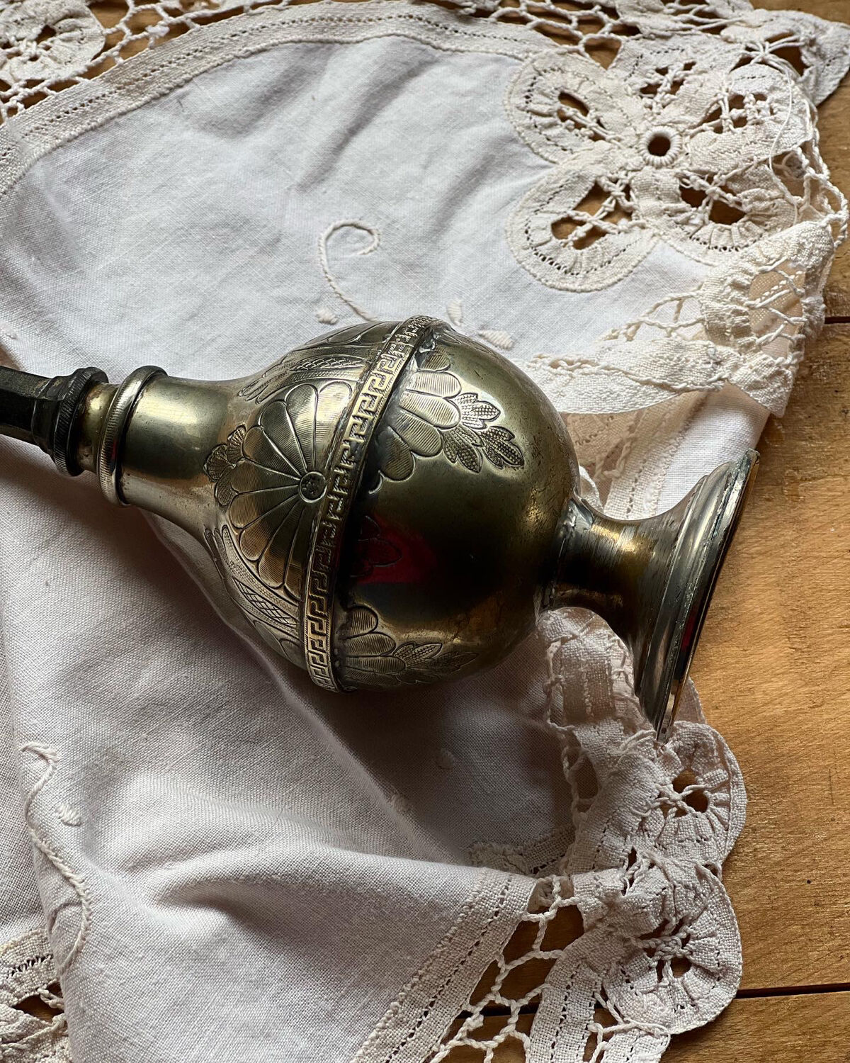 Oriental sprinkler in silver metal and brass