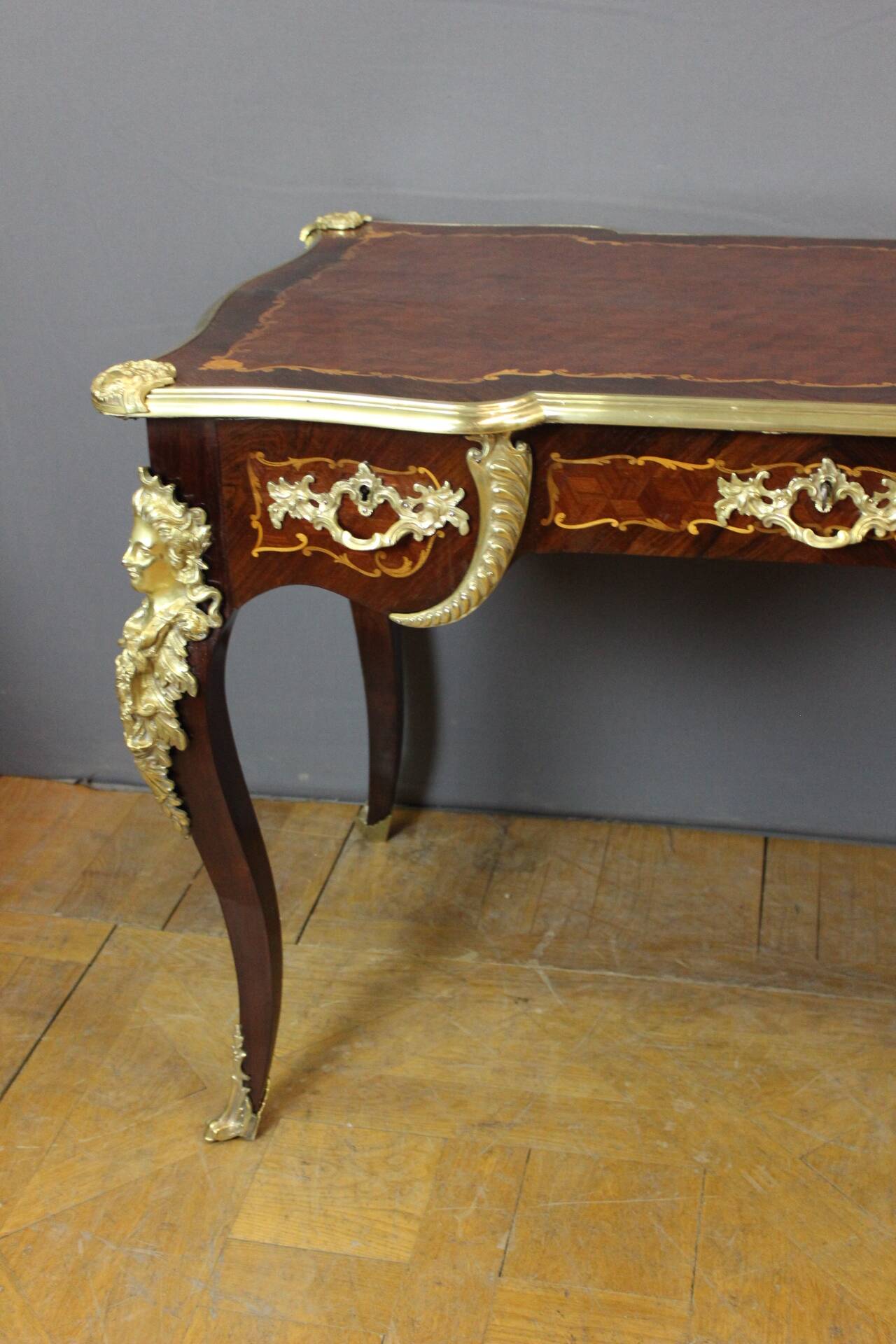 Bureau Louis XV en Marqueterie et Bronze d'époque XIX