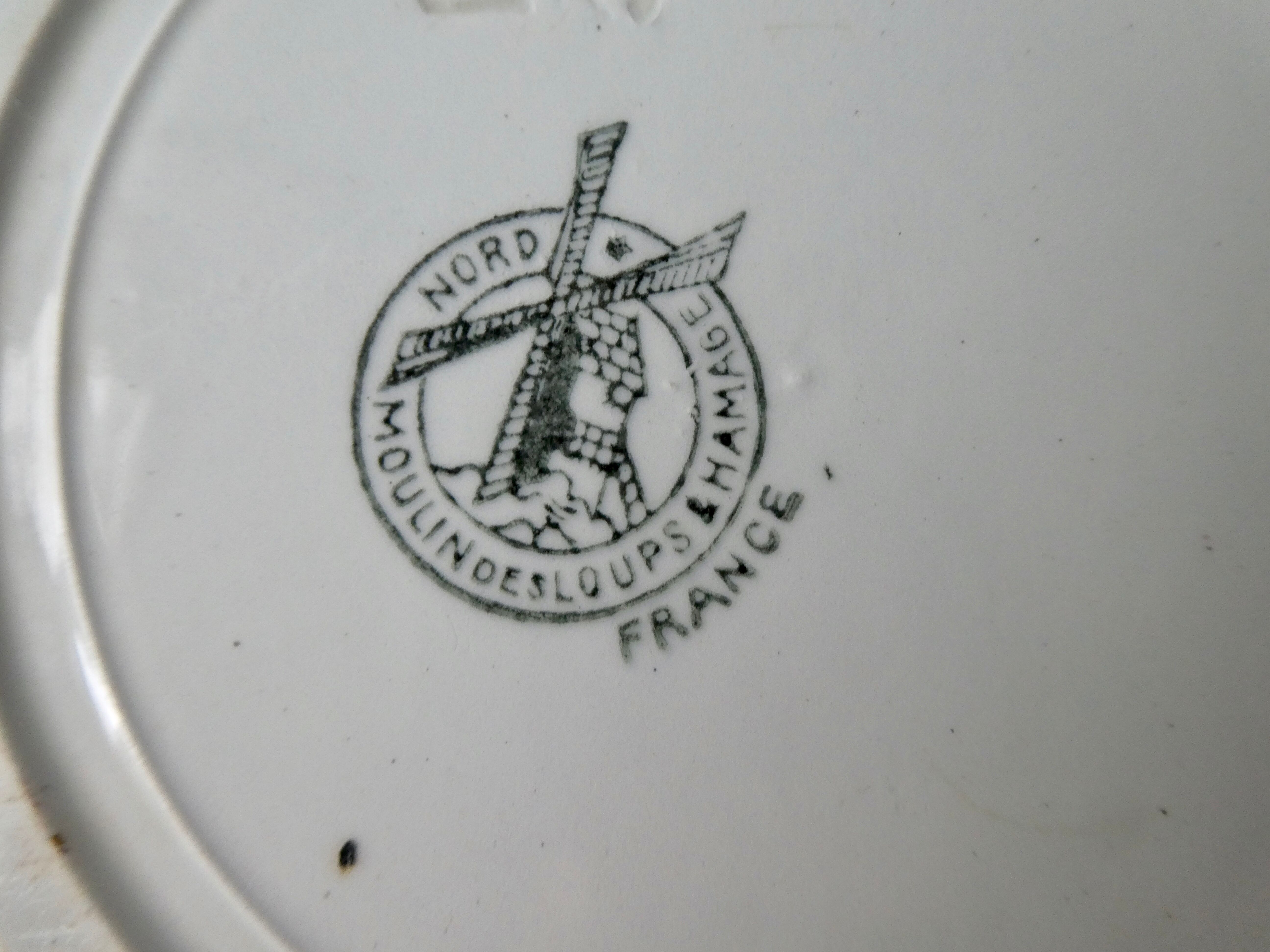 Lot of 2 hollow plates Moulin des Wolves, painted décor