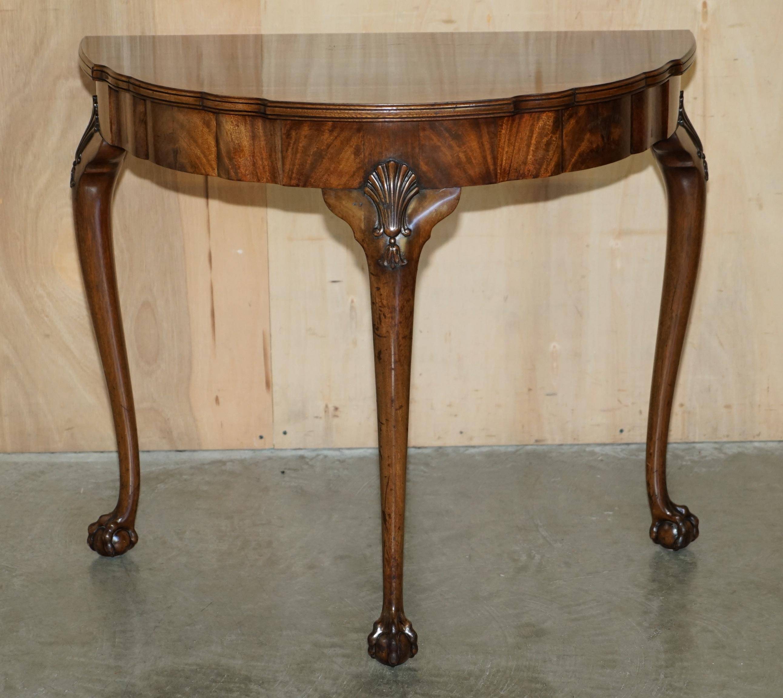 Console half-moon style Thomas Chippendale in flame mahogany.