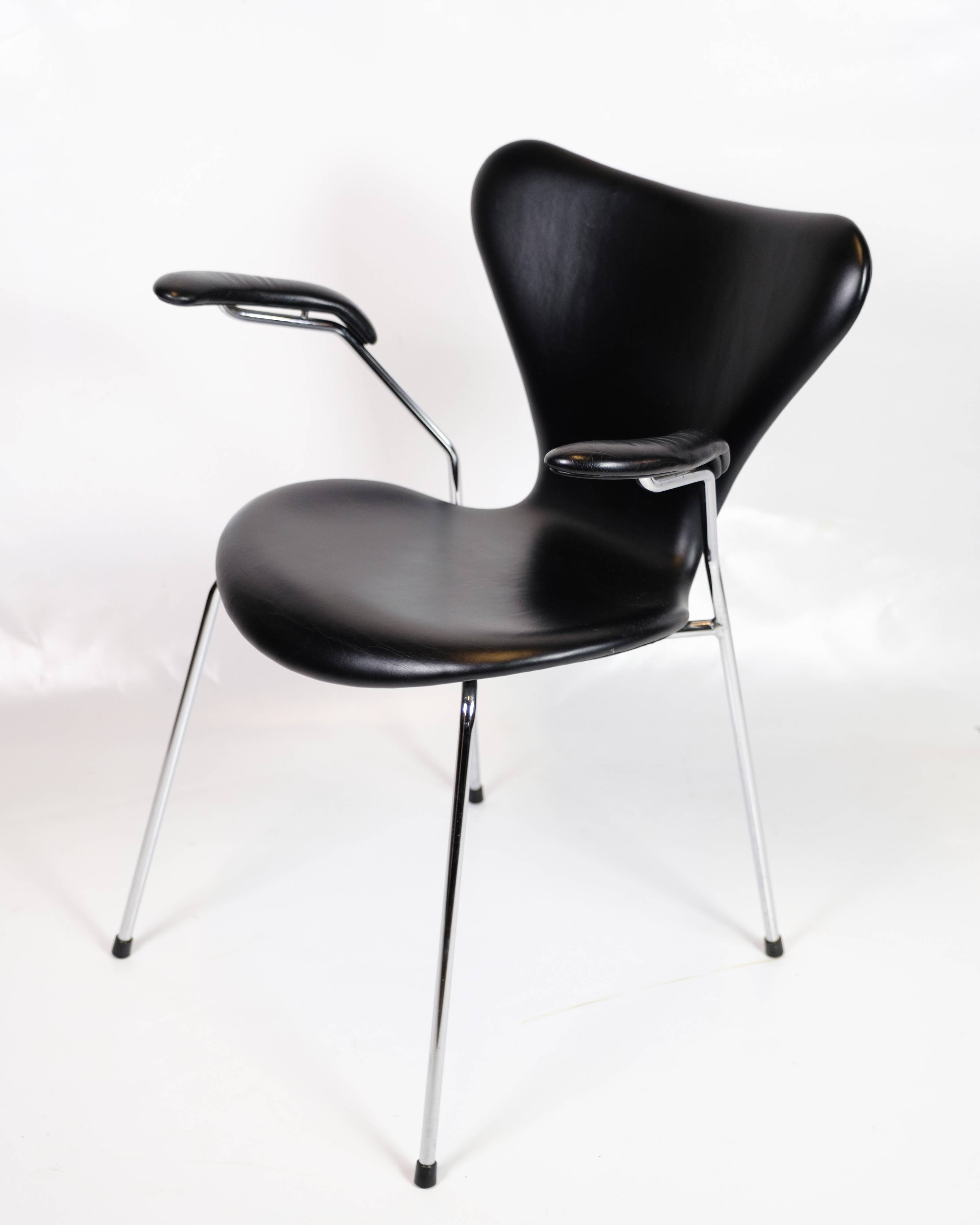 Seven Chair With Arms Model 3207 Made In Black Leather By Arne Jacobsen For Fritz Hansen