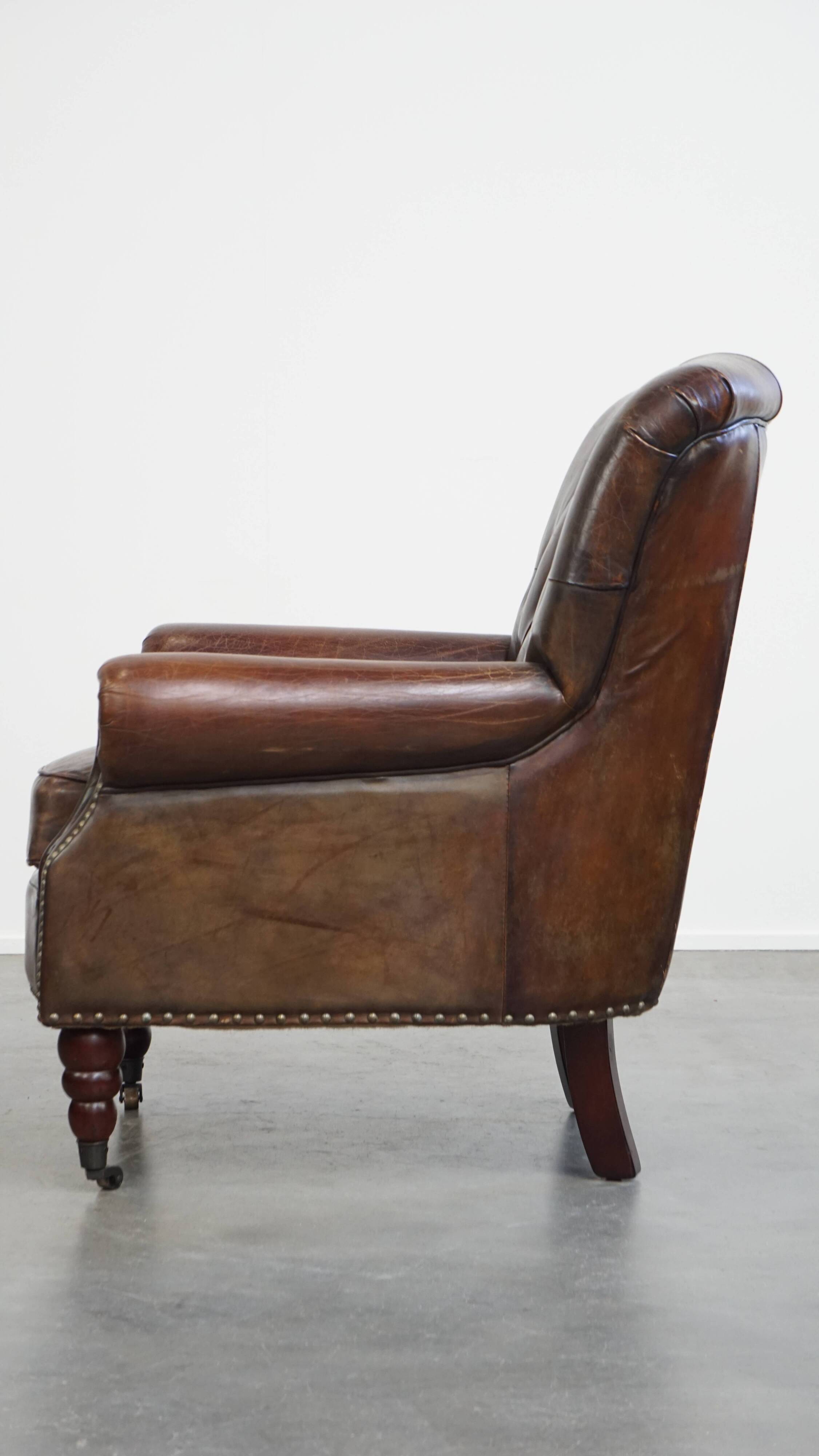 Fauteuil Chesterfield classique en cuir de vachette grainé couleur cognac