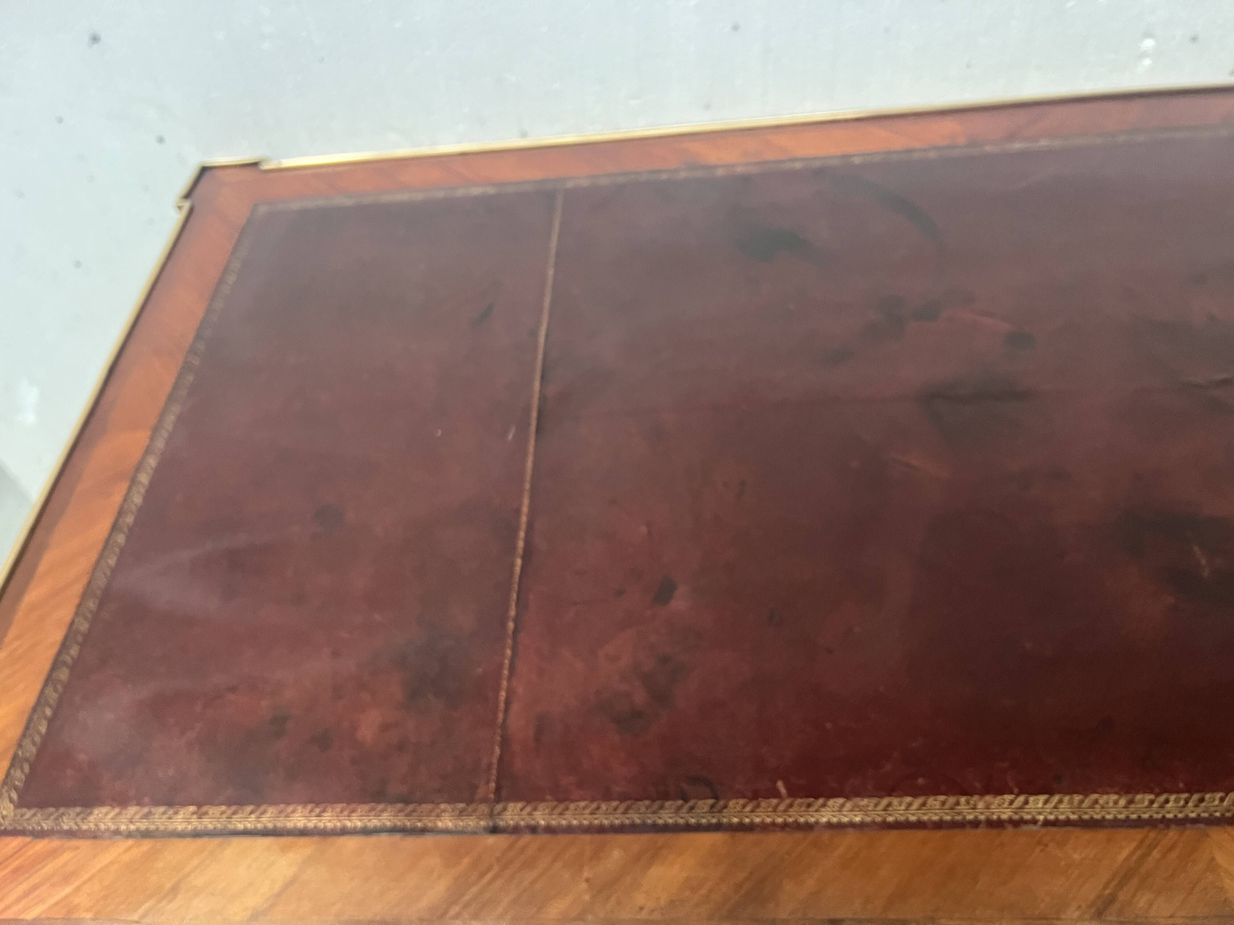 Louis XVI flat desk in mahogany veneer and rosewood, 18th century.
