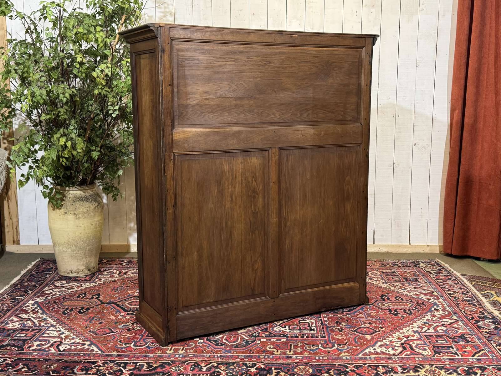 Notary's cabinet with 18 drawers in oak and fir from the early 20th century.