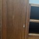 Armoire en bois avec tiroirs et étagères