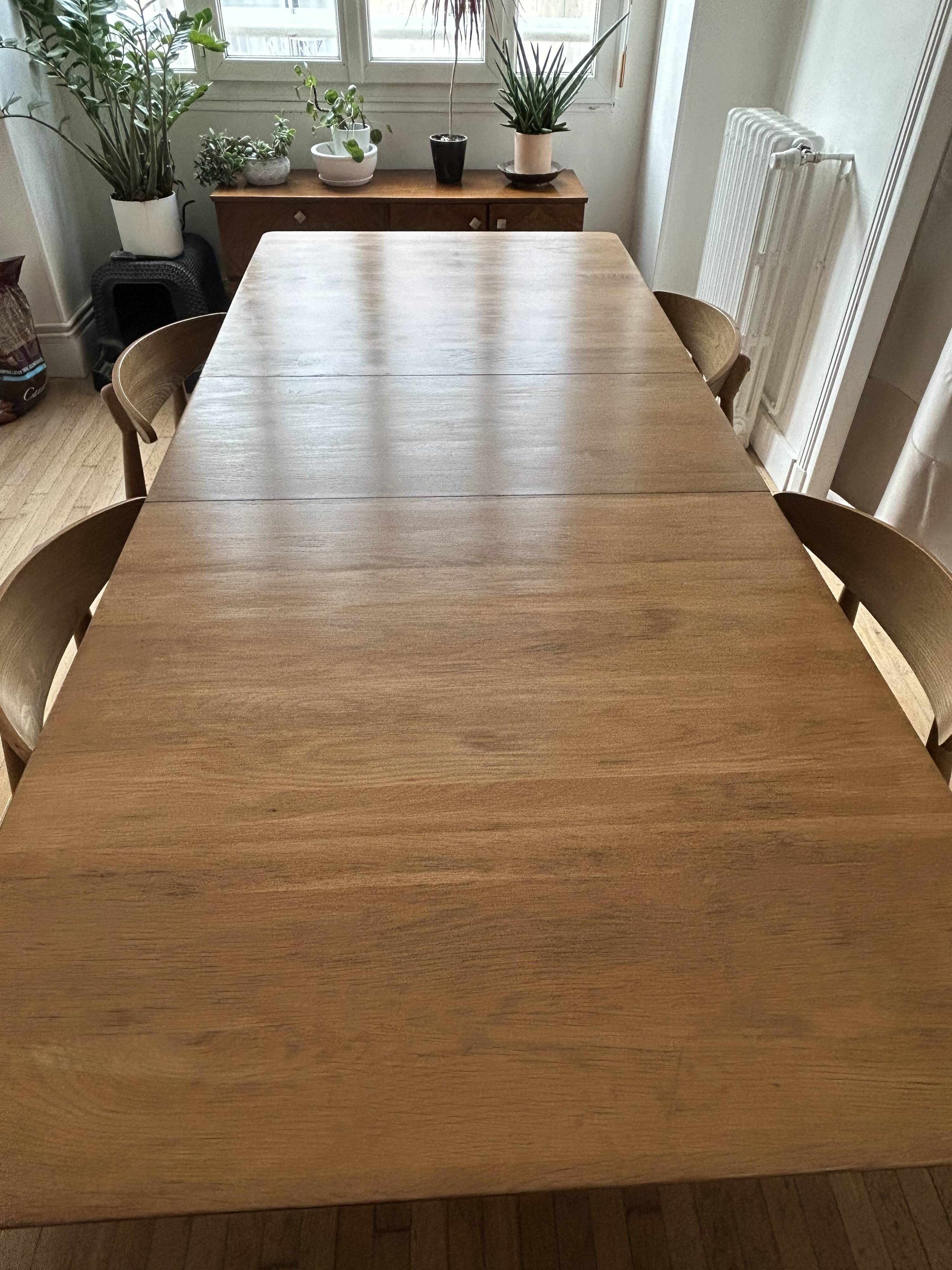 Extensible table Made.com model Jenson for 6 to 8 people.