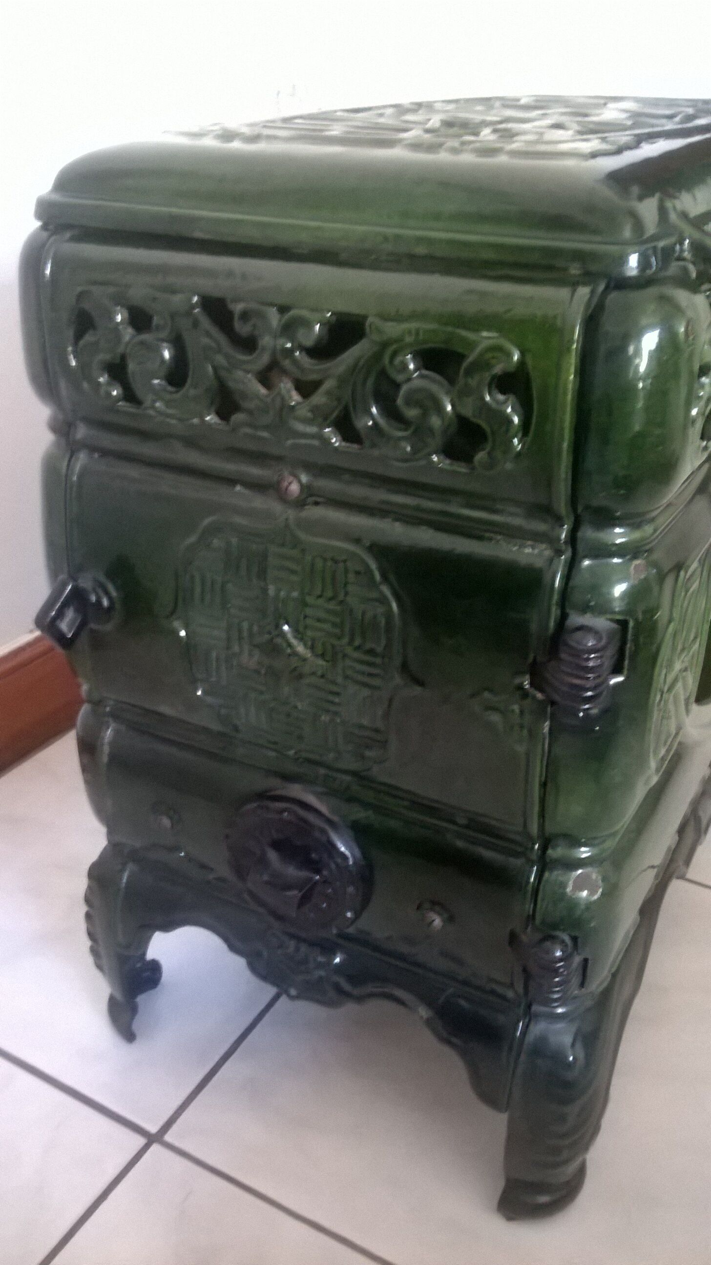 Enamelled cast iron stove for decoration