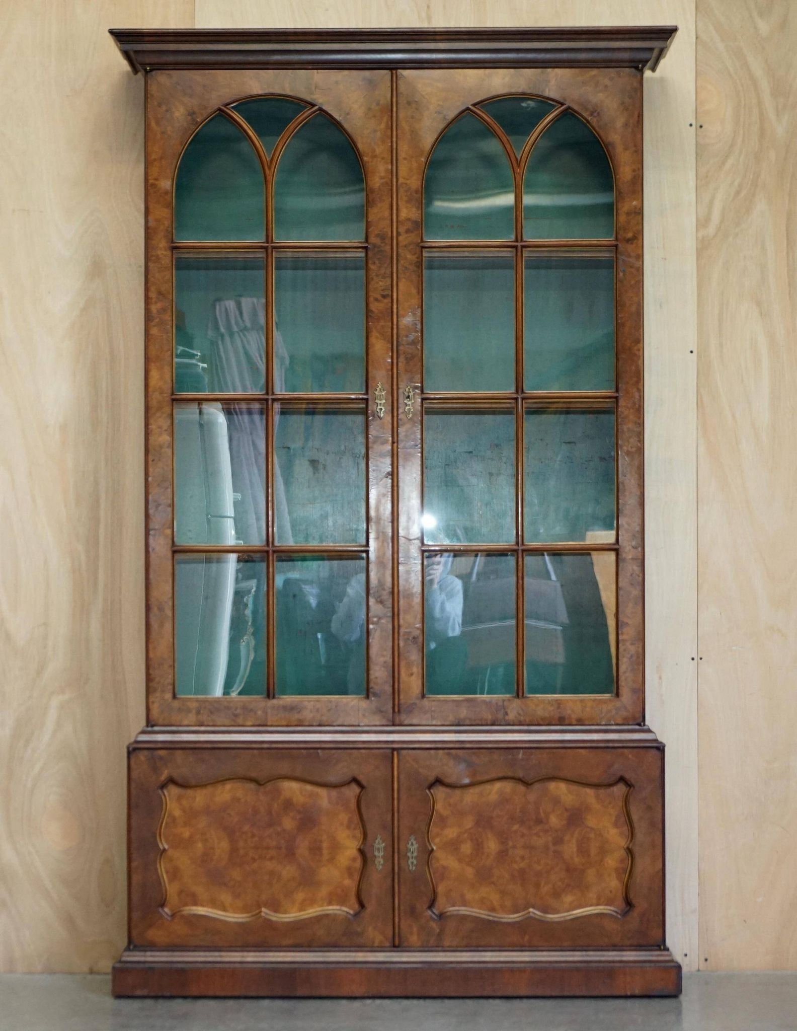 Bibliothèque victorienne en noyer loupe avec portes vitrées gothiques
