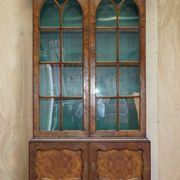 Bibliothèque victorienne en noyer loupe avec portes vitrées gothiques