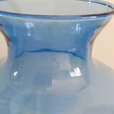Vase en verre bleu