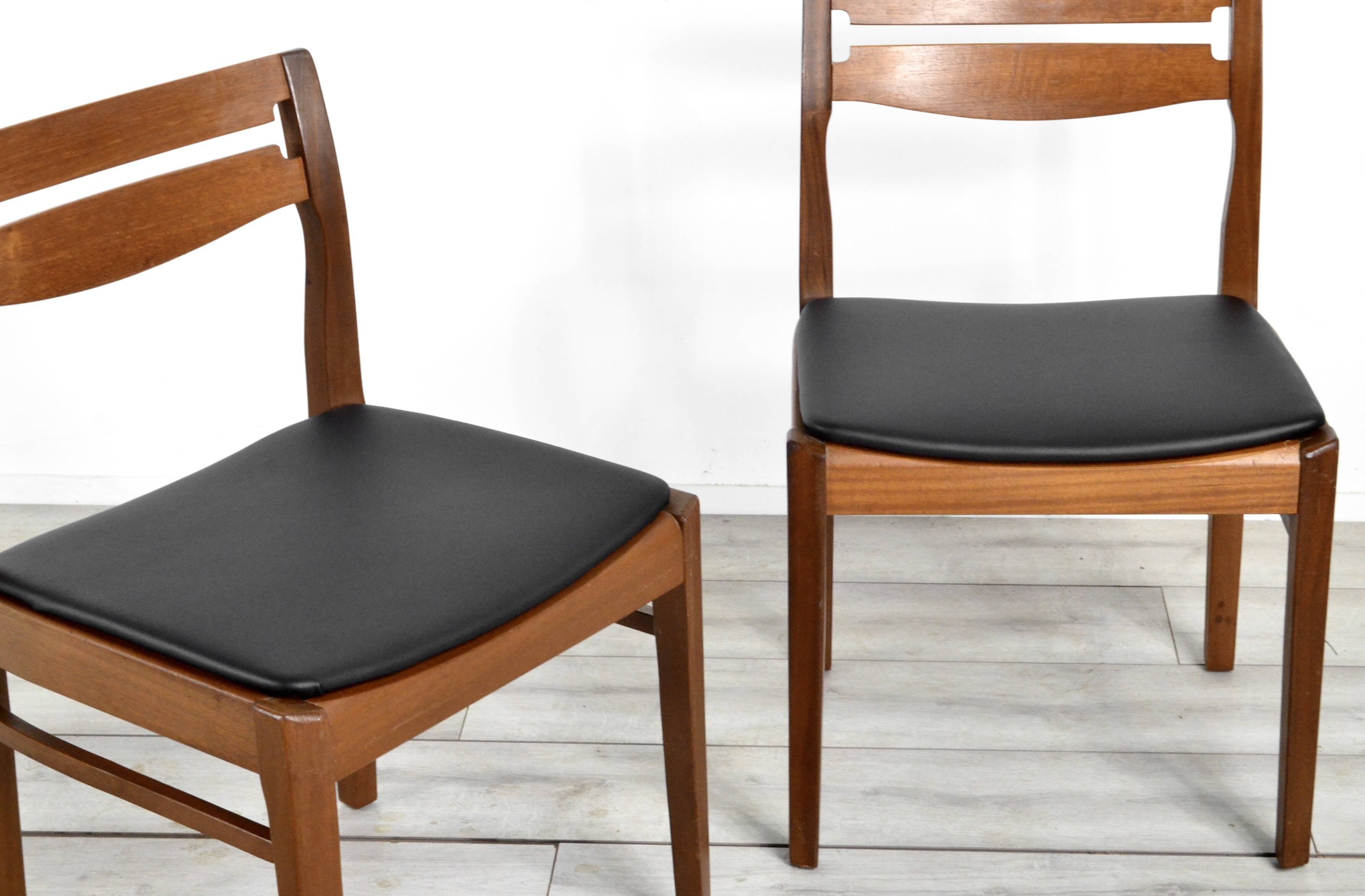 Ensemble de 4 chaises du milieu du siècle en teck et similicuir