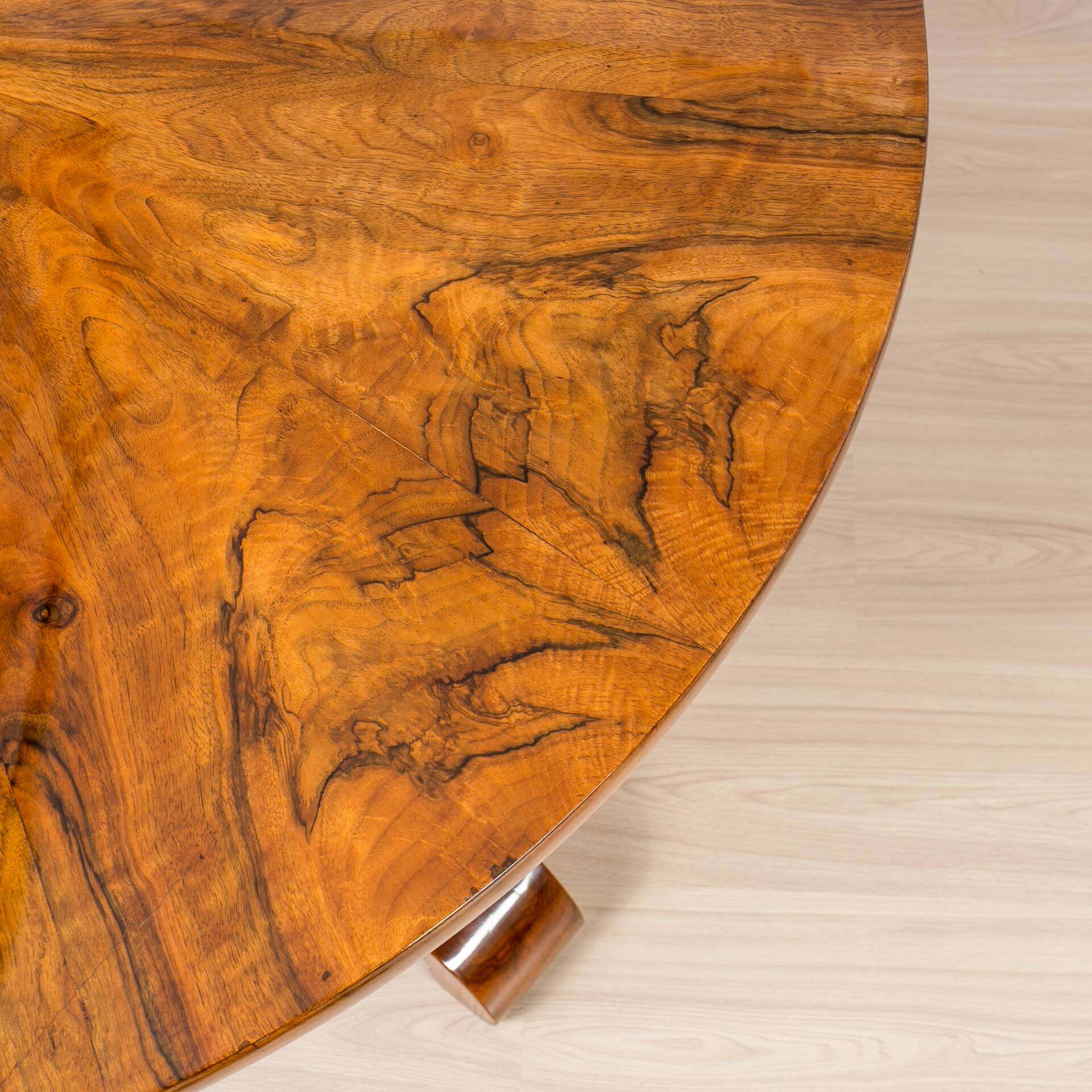 Biedermeier Period Round Walnut Table, Germany, circa 1840