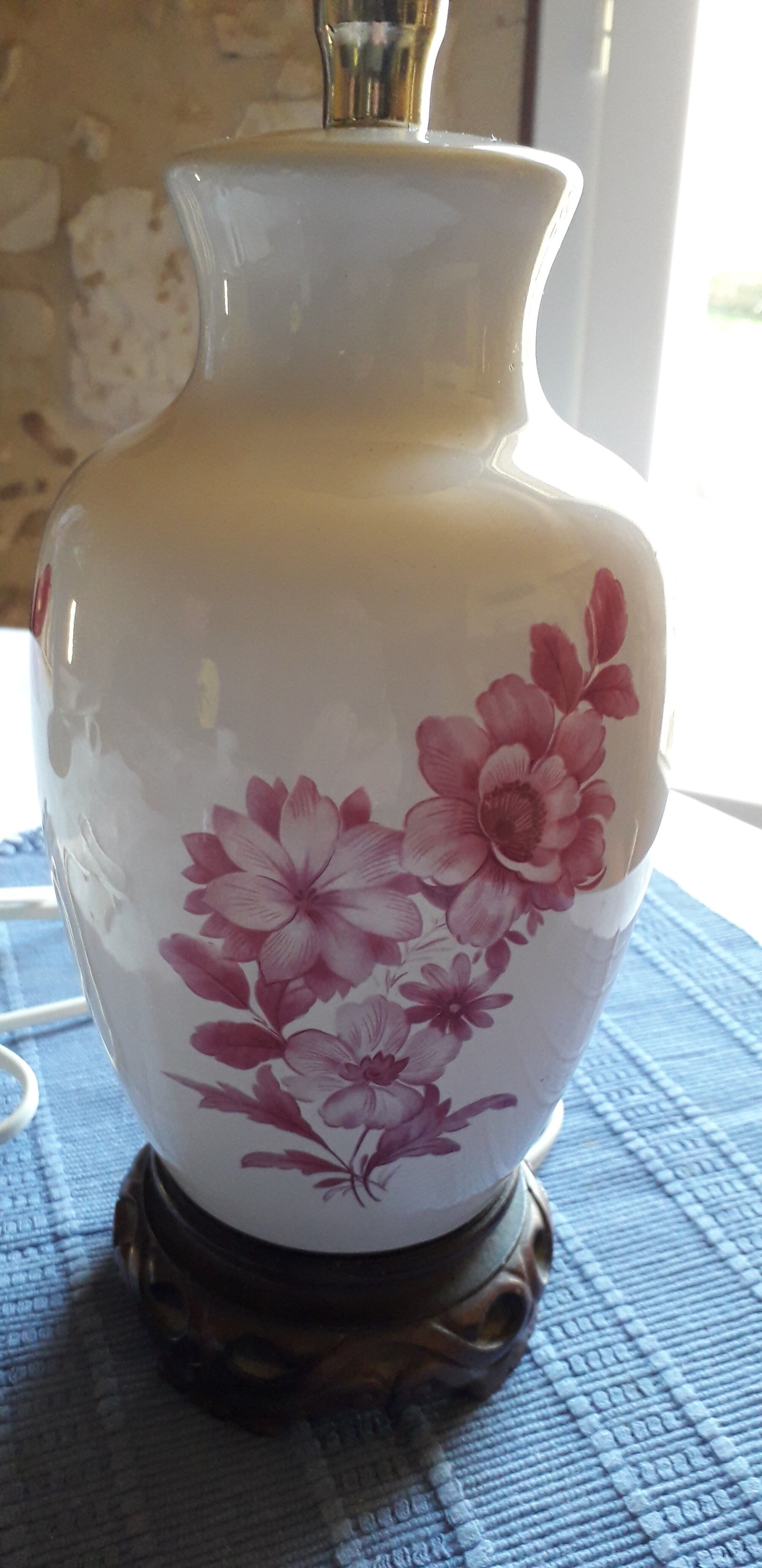 White porcelain lamp with Chinese style floral decoration