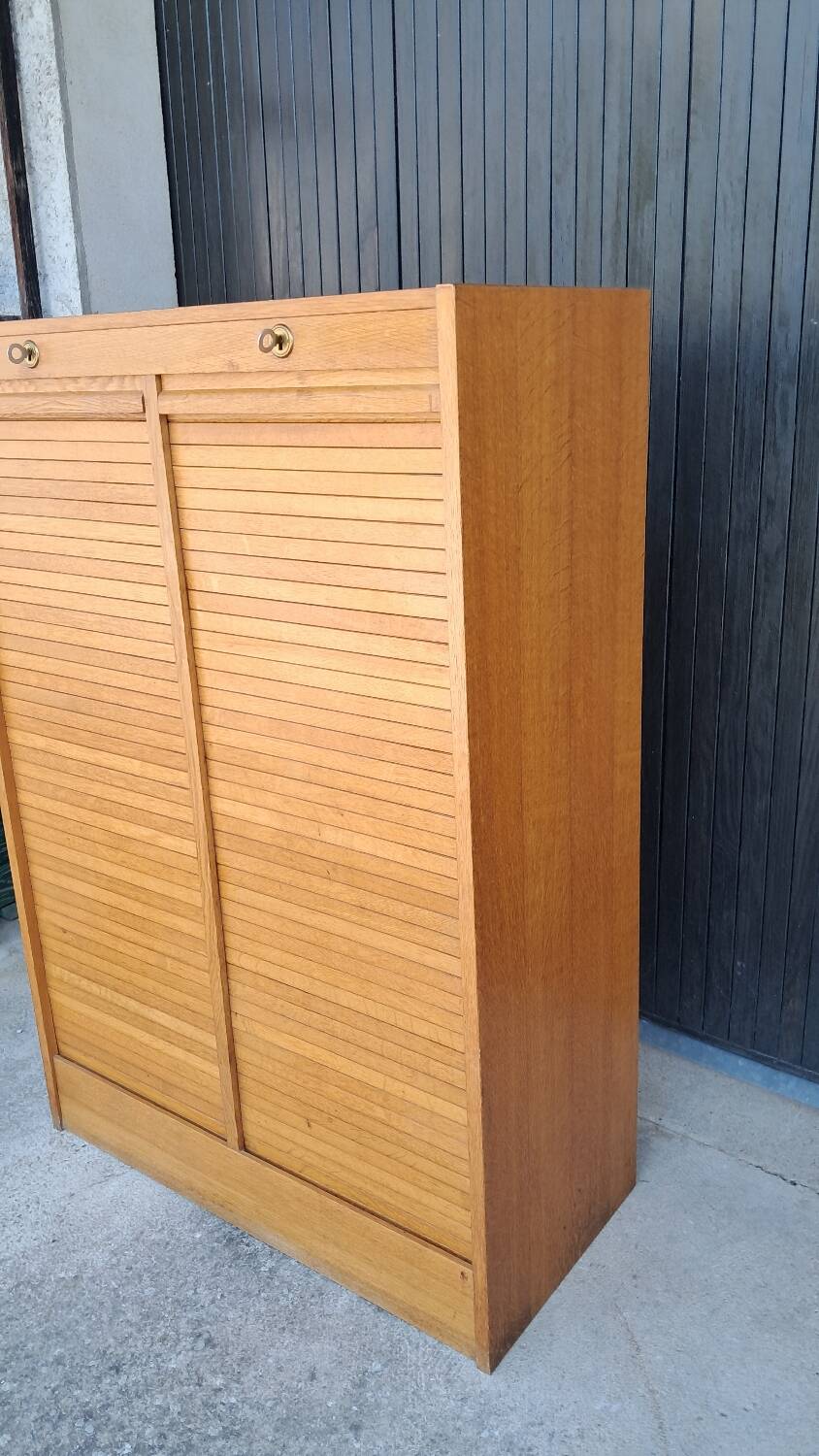 Curtain cabinet