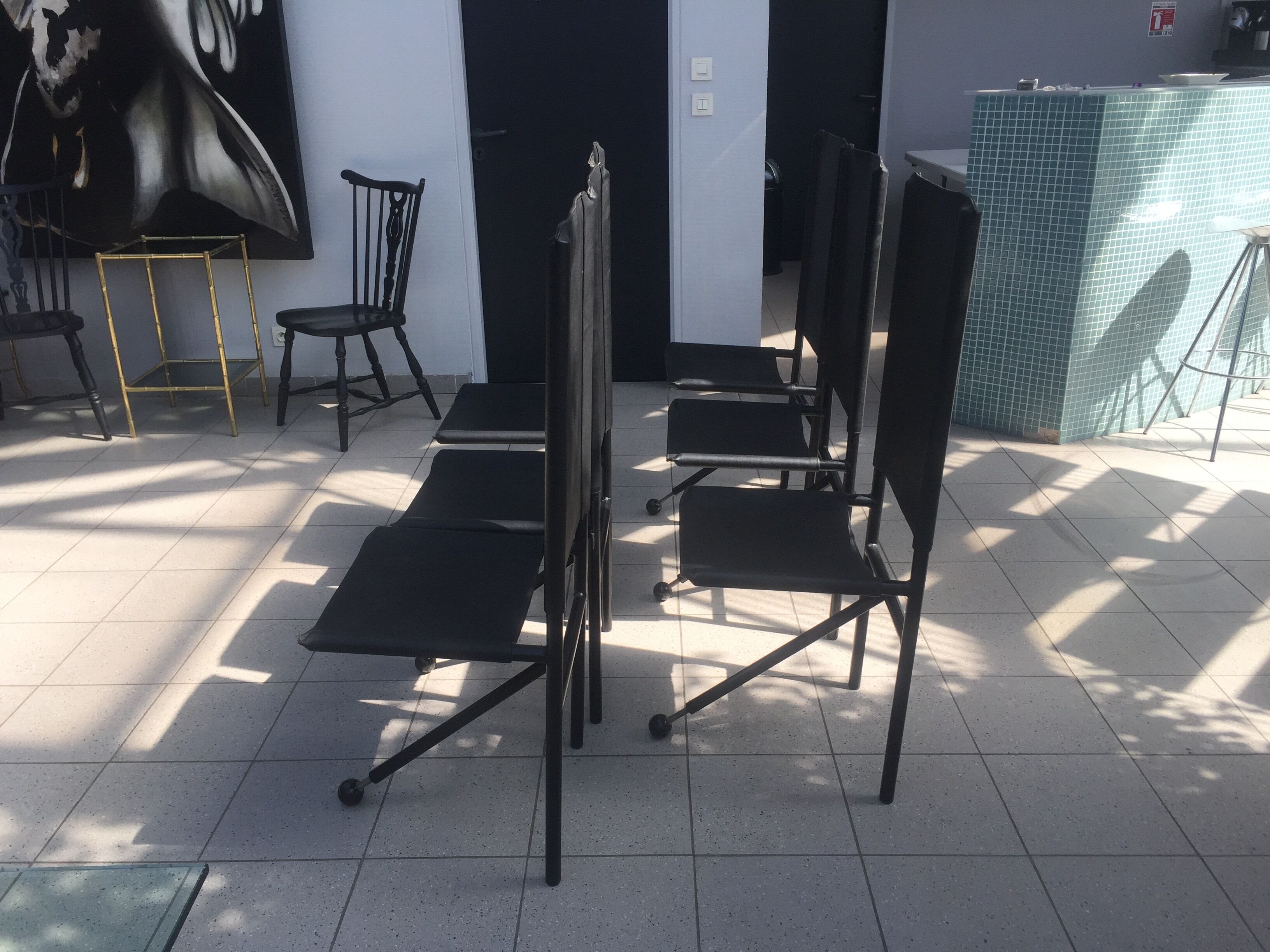 Set de 6 chaises de salle à manger pieds tripode en cuir grainé et métal 1970