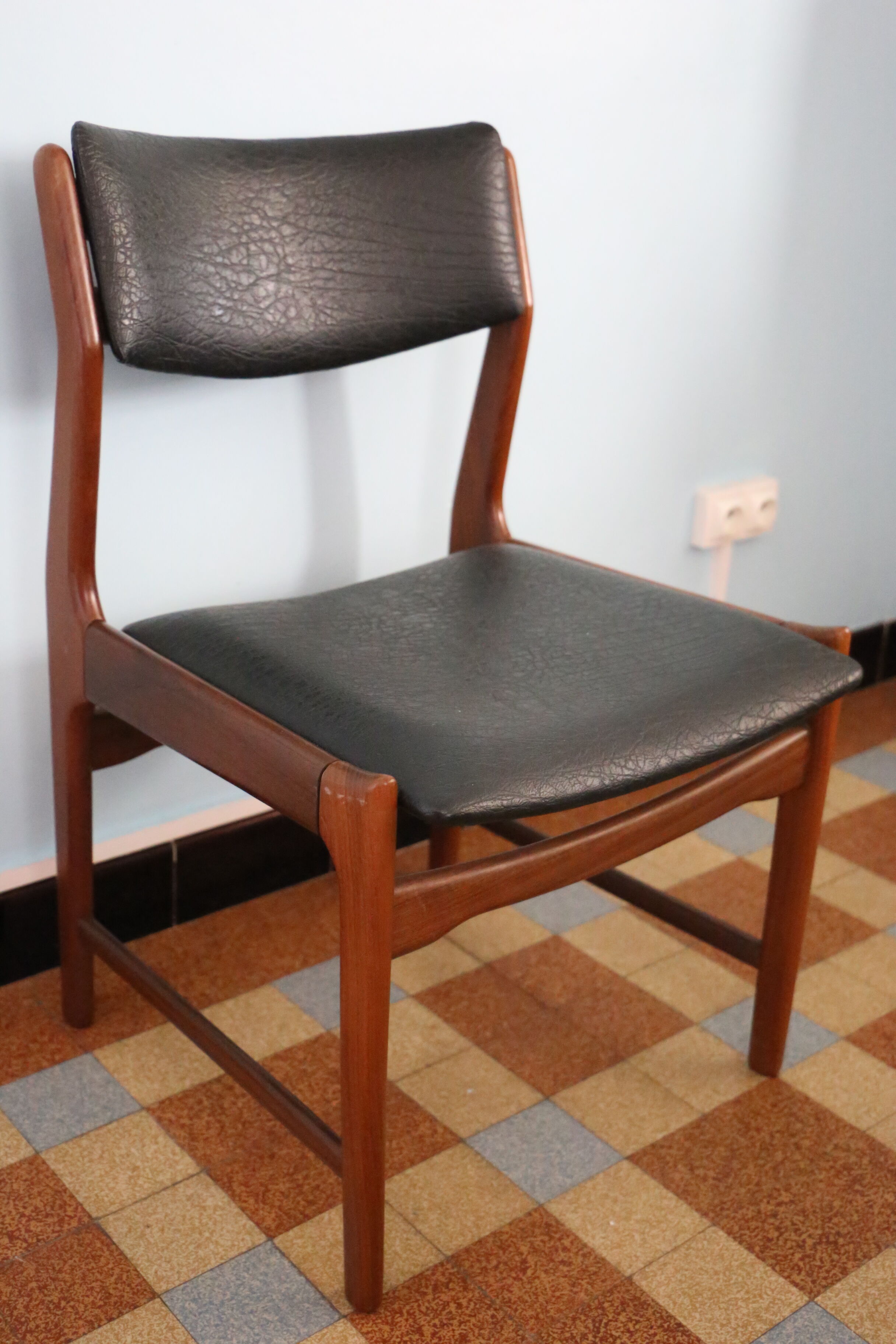 Scandinavian teak table and 6 chairs