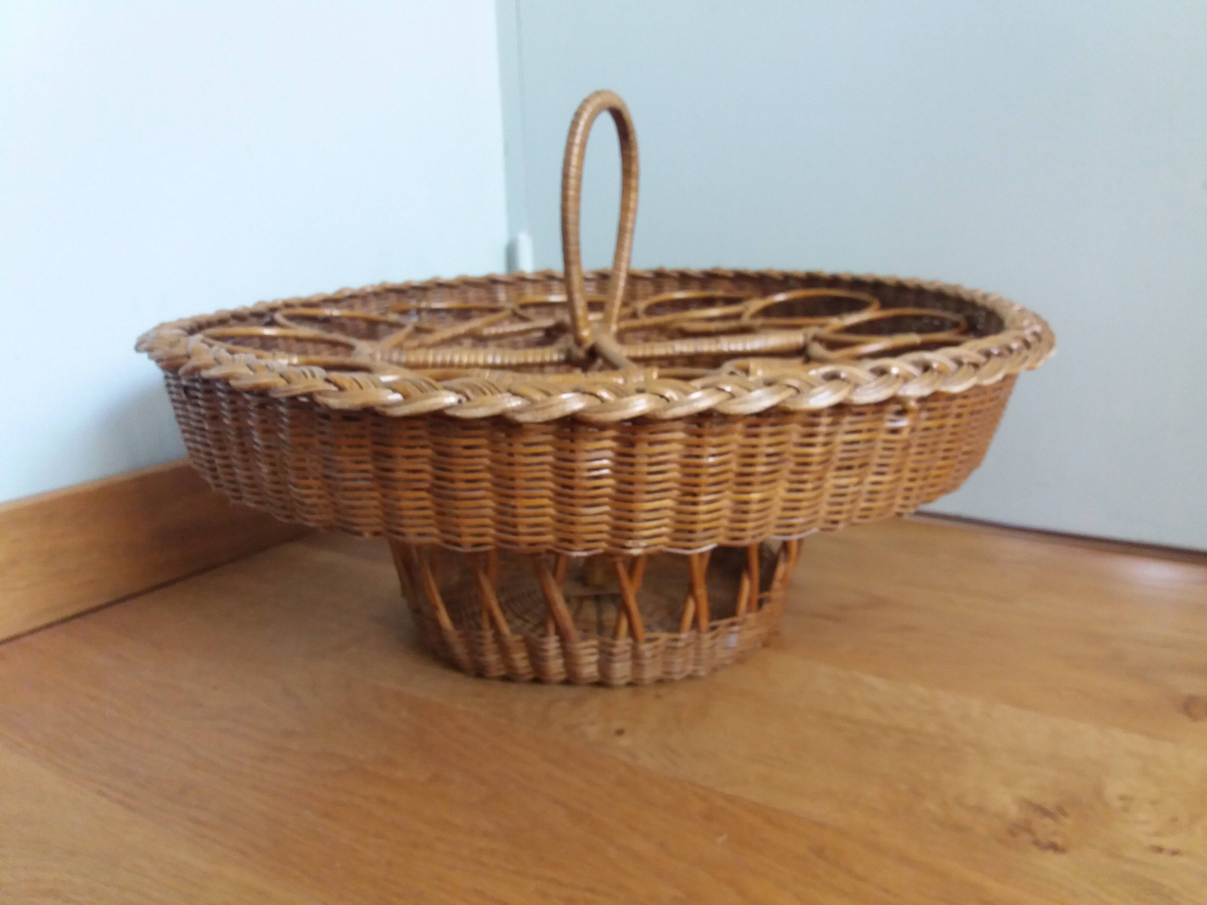 Aperitif basket for glasses and bottles in rattan wicker