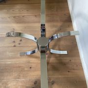 Table moderniste chrome et verre fumé piétement tulipe années 70