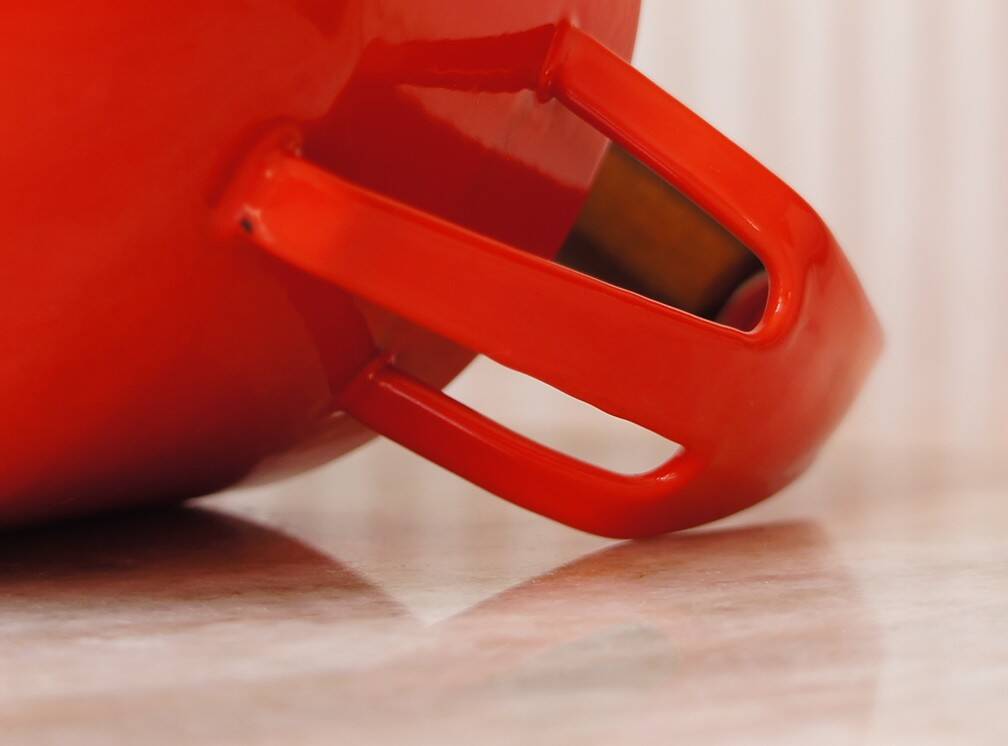 Kobenstyle Jens Quistgaard kettle in enameled metal & solid wood