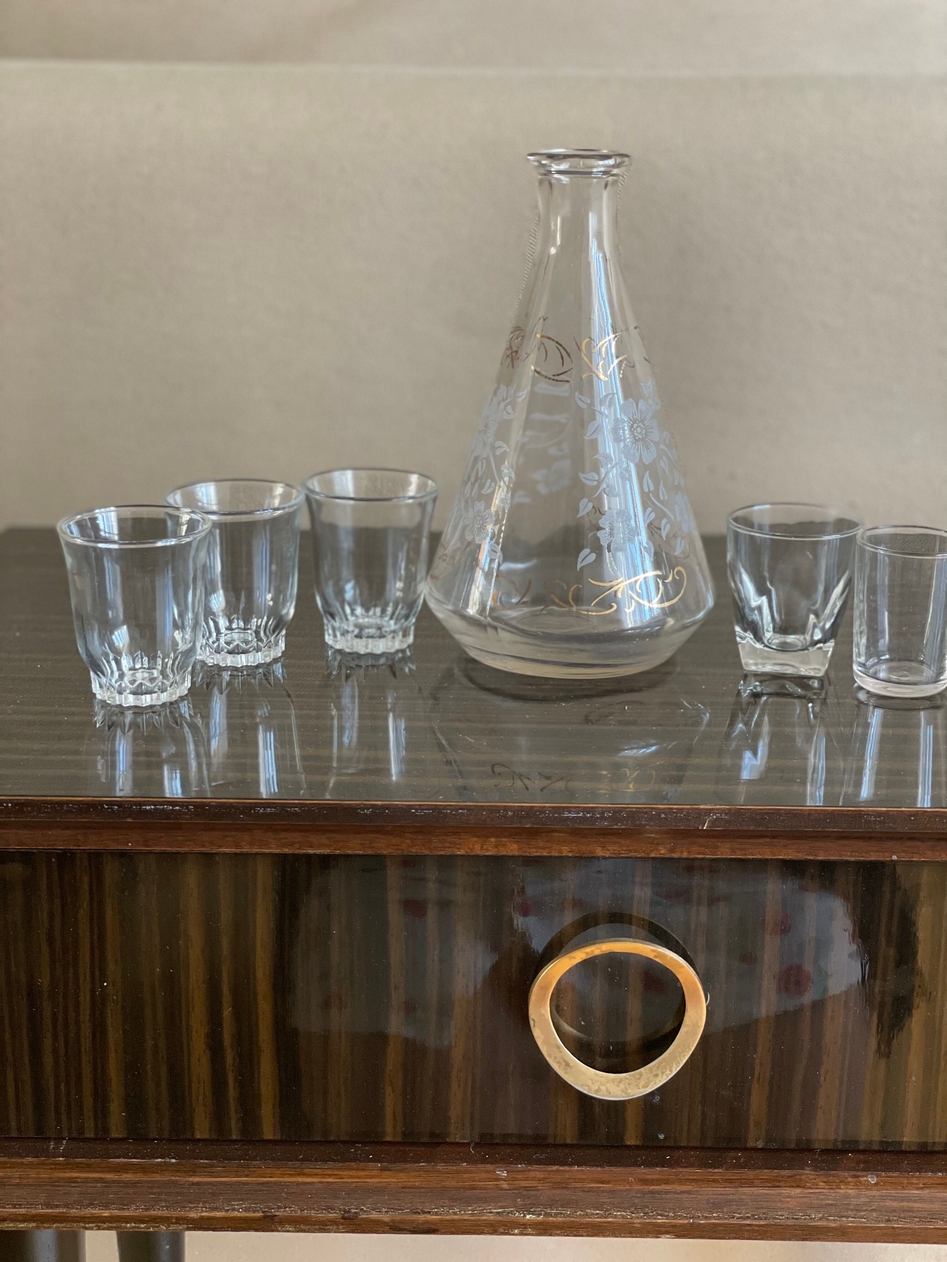 Lot decanter 3 vintage bucket glasses + 2 mismatched glasses
