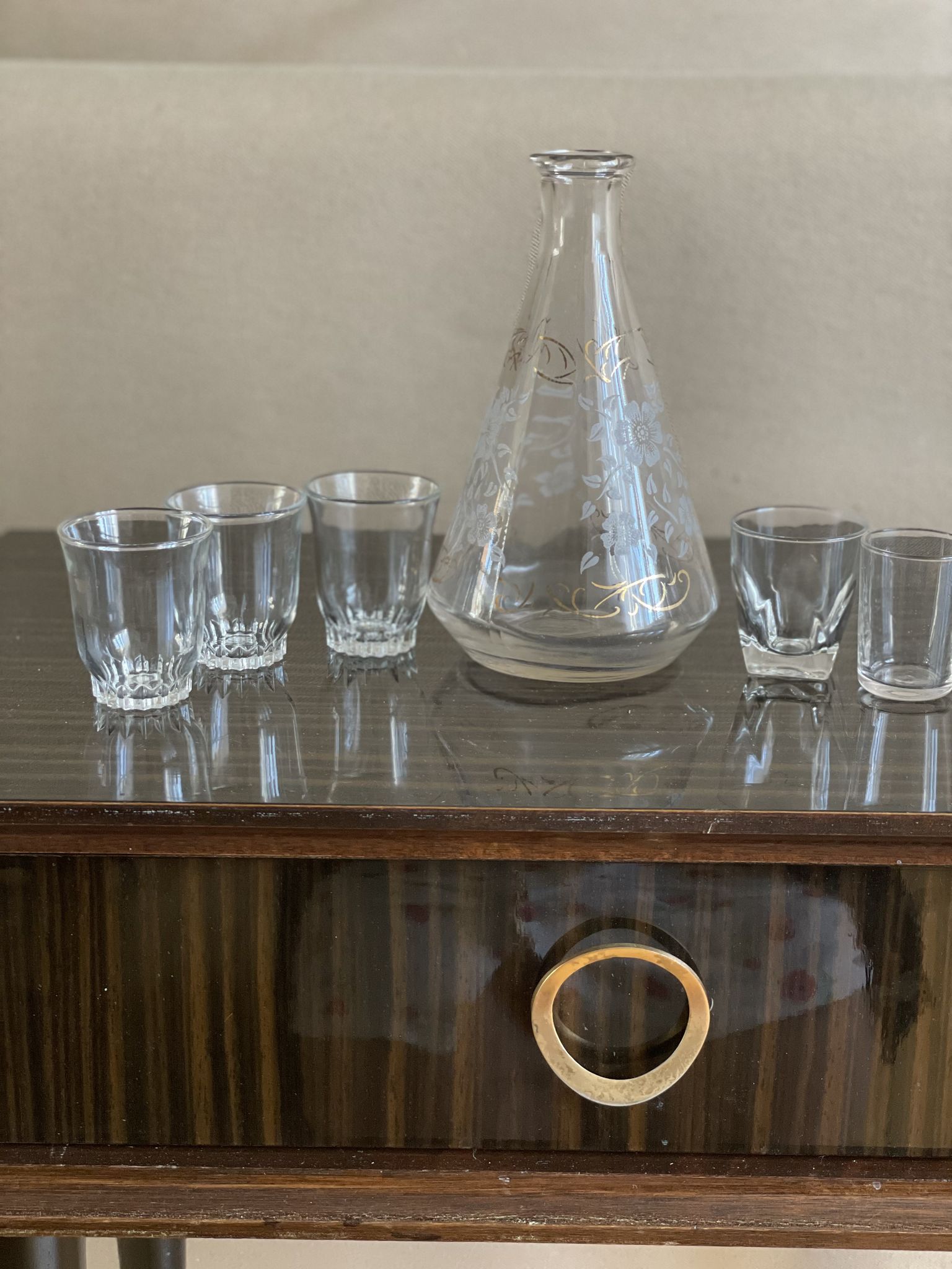 Lot decanter 3 vintage bucket glasses + 2 mismatched glasses