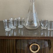 Lot decanter 3 vintage bucket glasses + 2 mismatched glasses