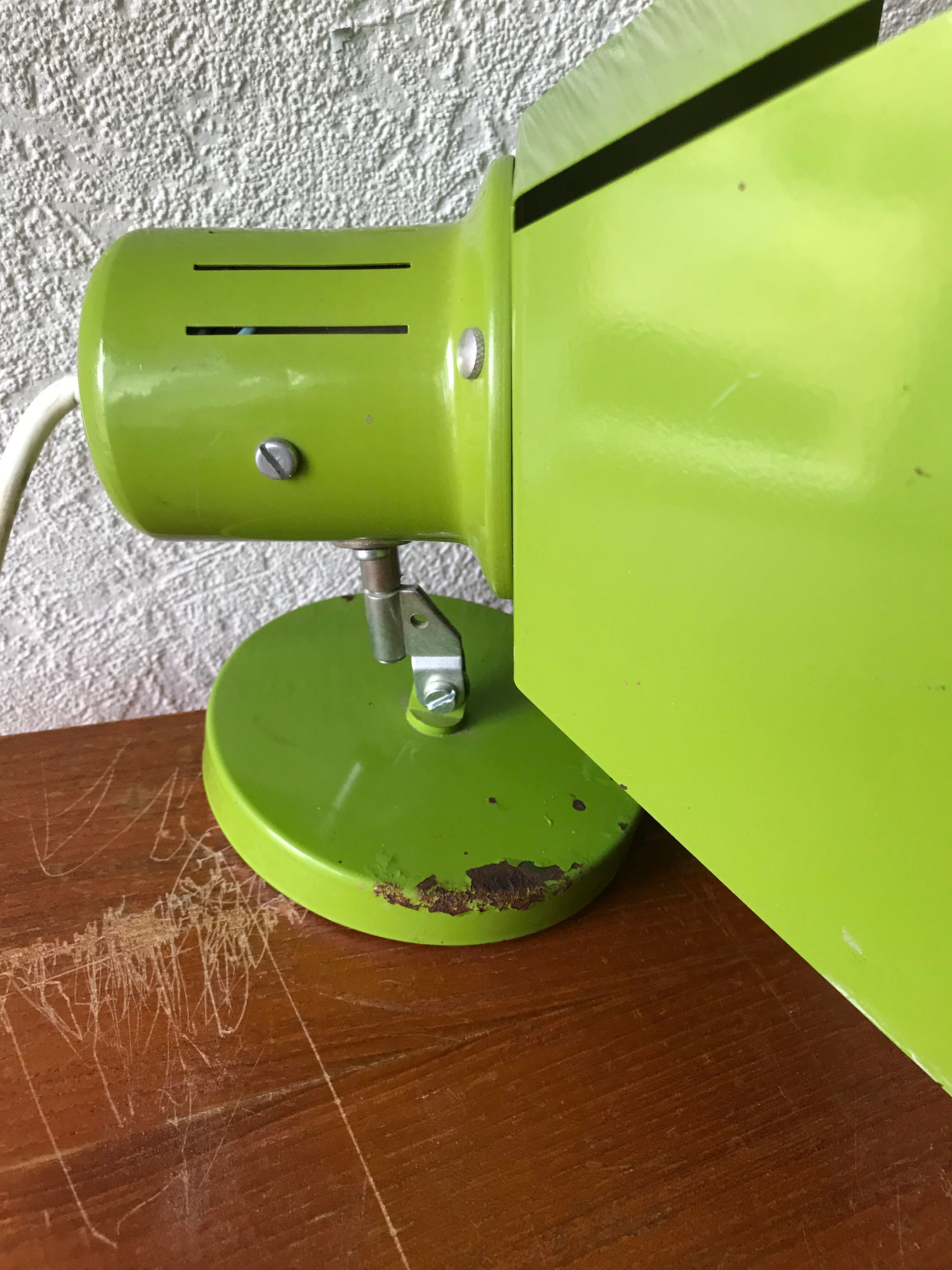 Spot articulated green laqué metal