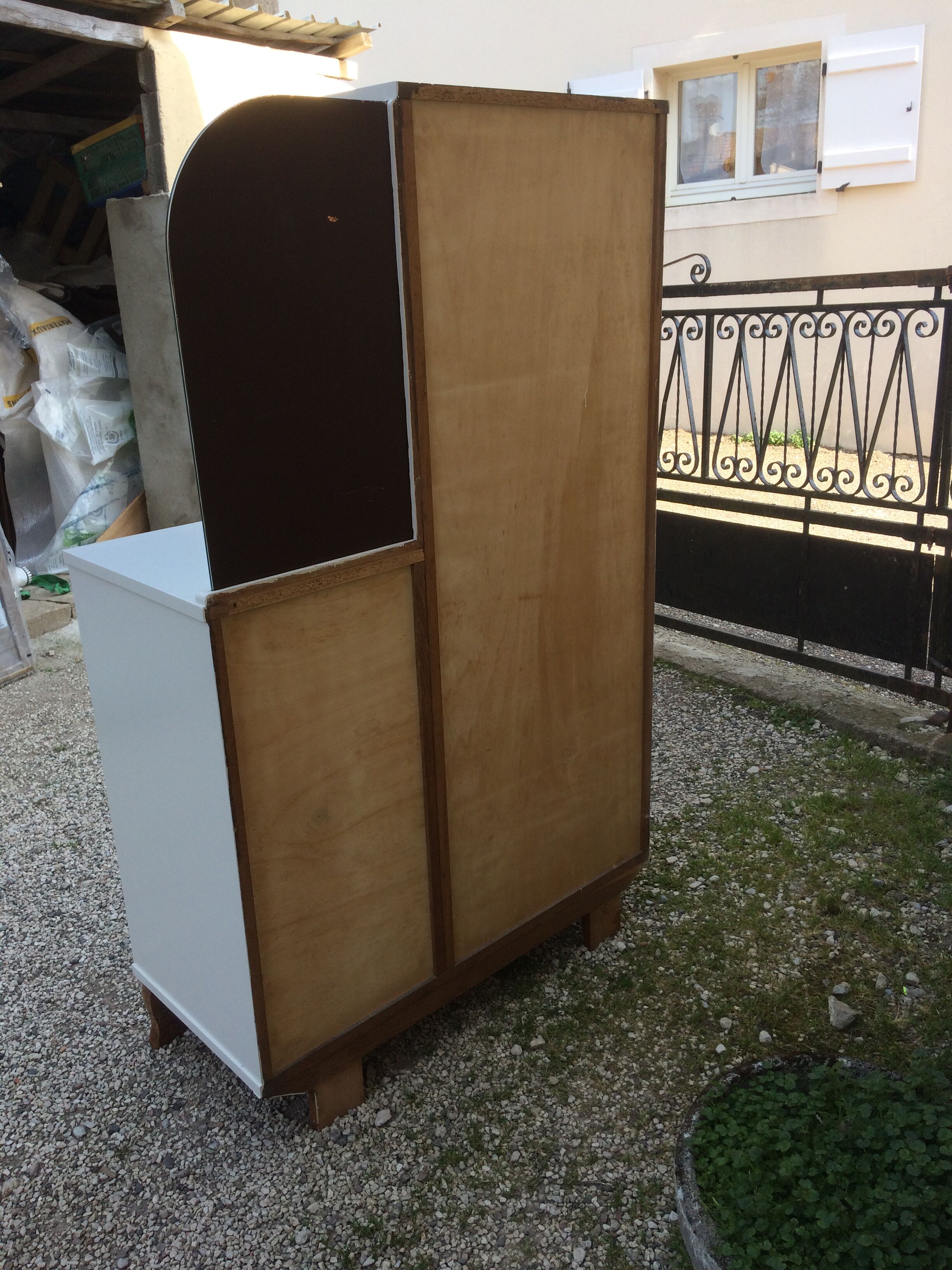 Asymmetrical cabinet