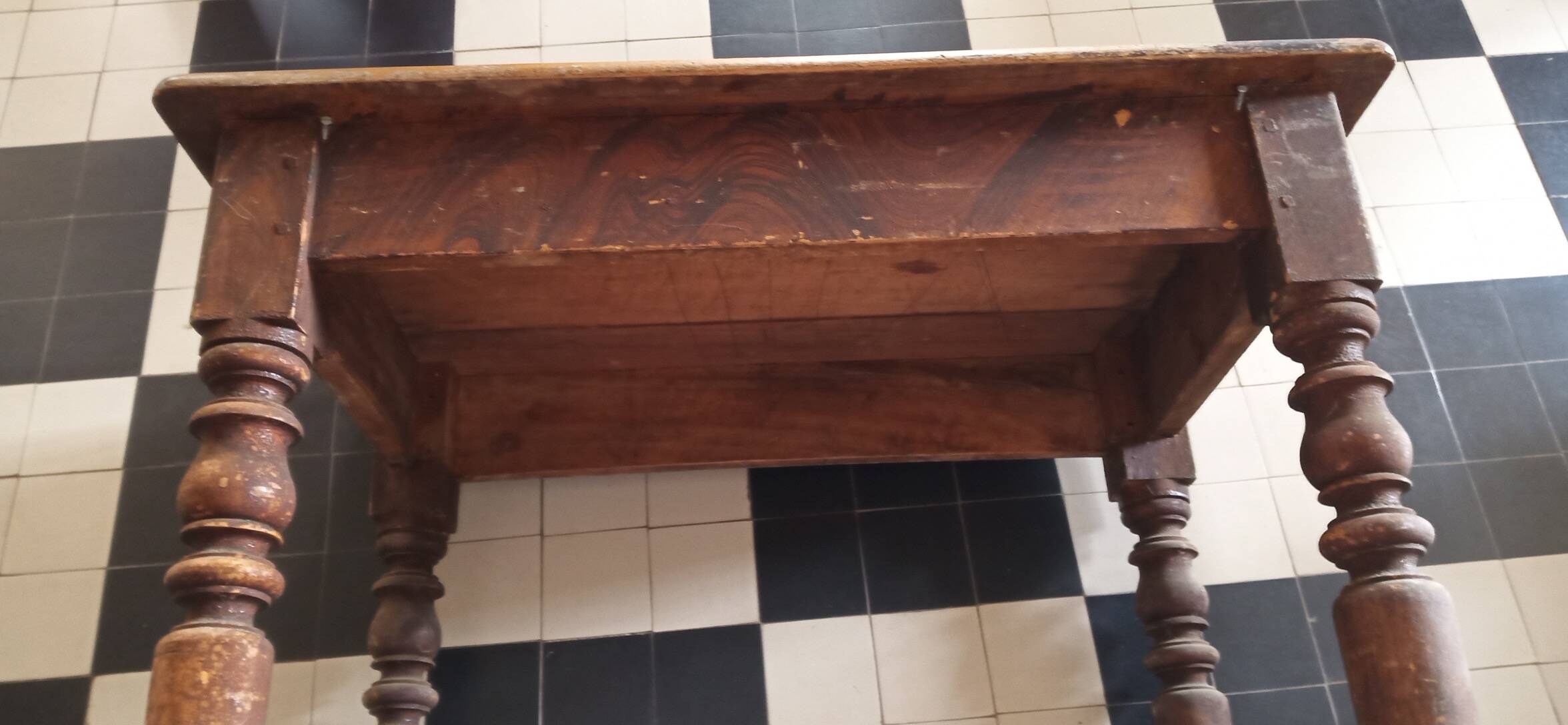 Table with turned legs