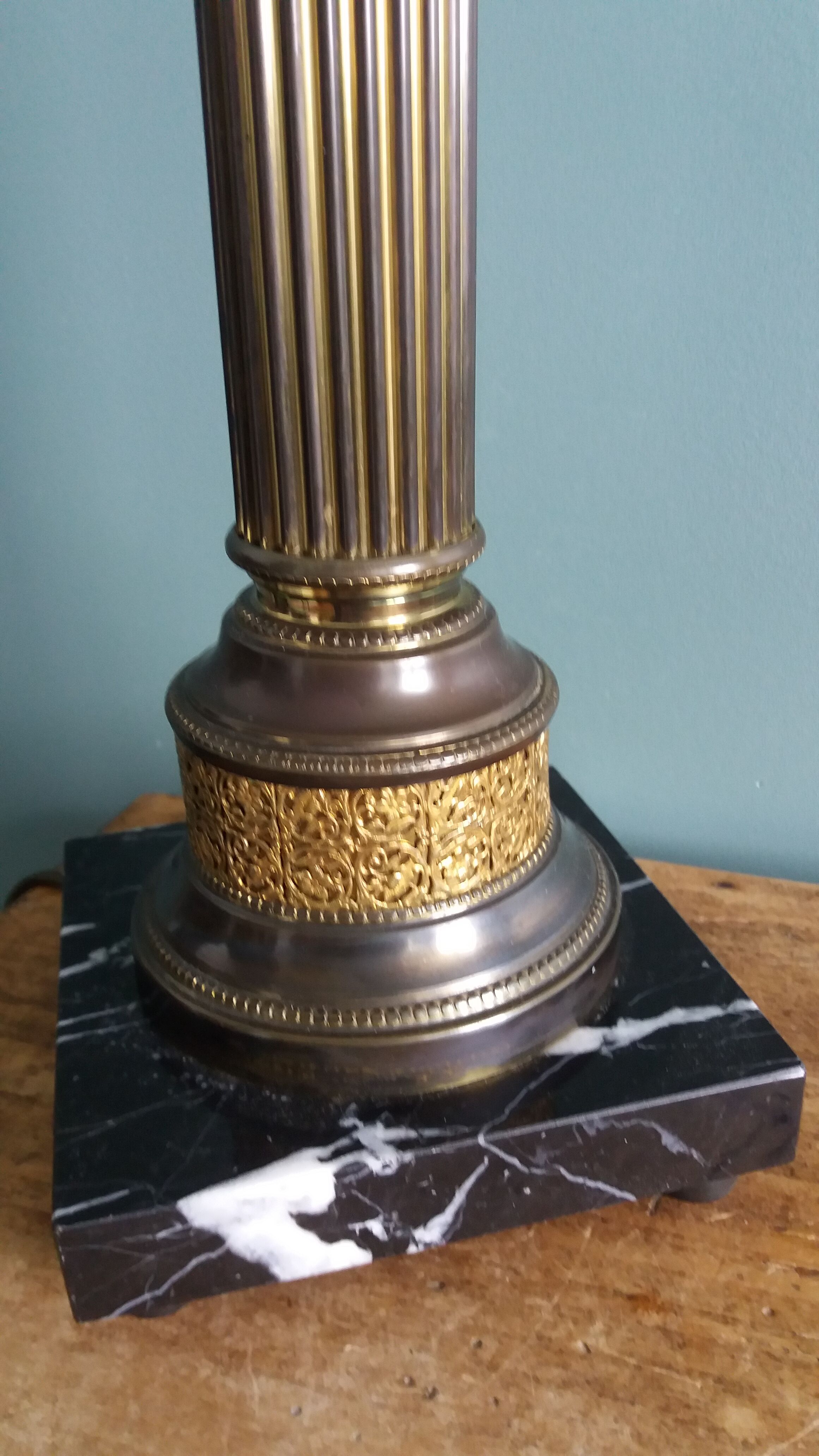 Antique column lamp in marble and gilded metal